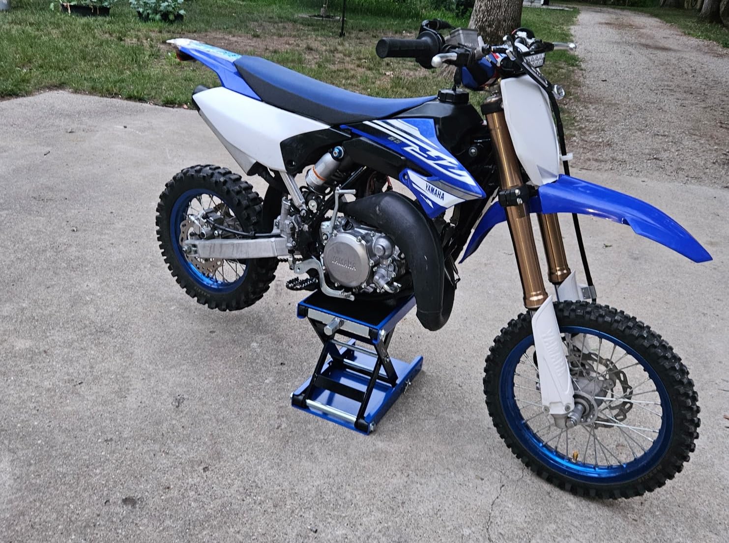 OMT Motorcycle Lift, 1100lb Scissor Jack Stand for ATV Dirt Bike Cruiser | Wide Deck Motorbike Center Stand; Crank Hoist T Handle And 3/8 Inch Socket; 3.7 To 14.6 Inch Lift; 5 Lock Holes; Chain Brush customer photo 1