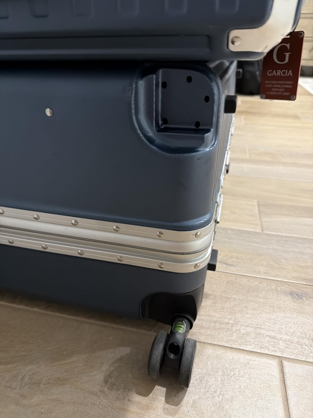 LUGGEX 20 Inch Zipperless Carry On Luggage, Charcoal Metallic | Carry On Suitcase, Airline Approved Size, 100% PC Hard Shell, 8010S Aluminum Frame, 8 Spinner Wheels, TSA Lock, ZX-Core customer photo 1