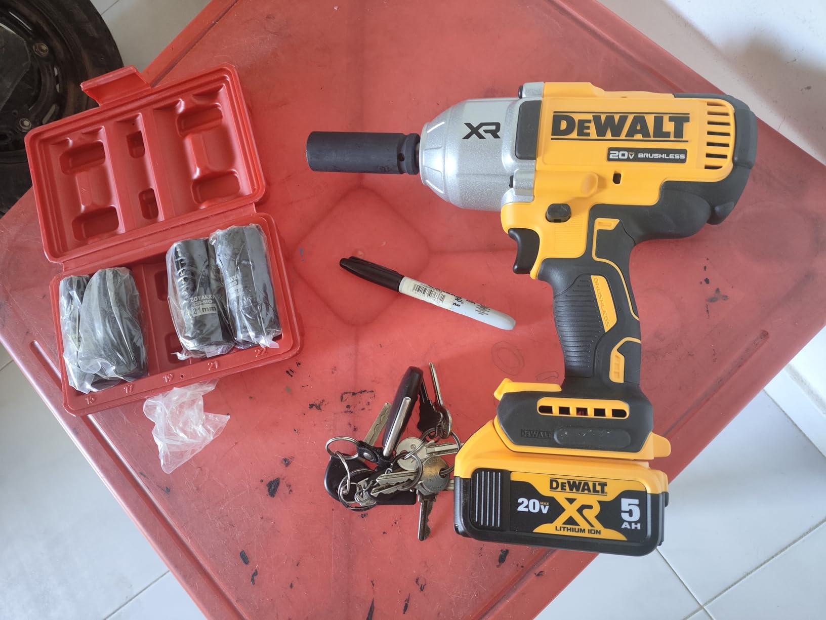 DEWALT 20V MAX Cordless Impact Wrench, 1/2 Impact Gun, 4-Speed High Torque with Hog Ring Anvil and LED Light, Brushless Motor, Precision Wrench, Tool Only (DCF900B) customer photo 1