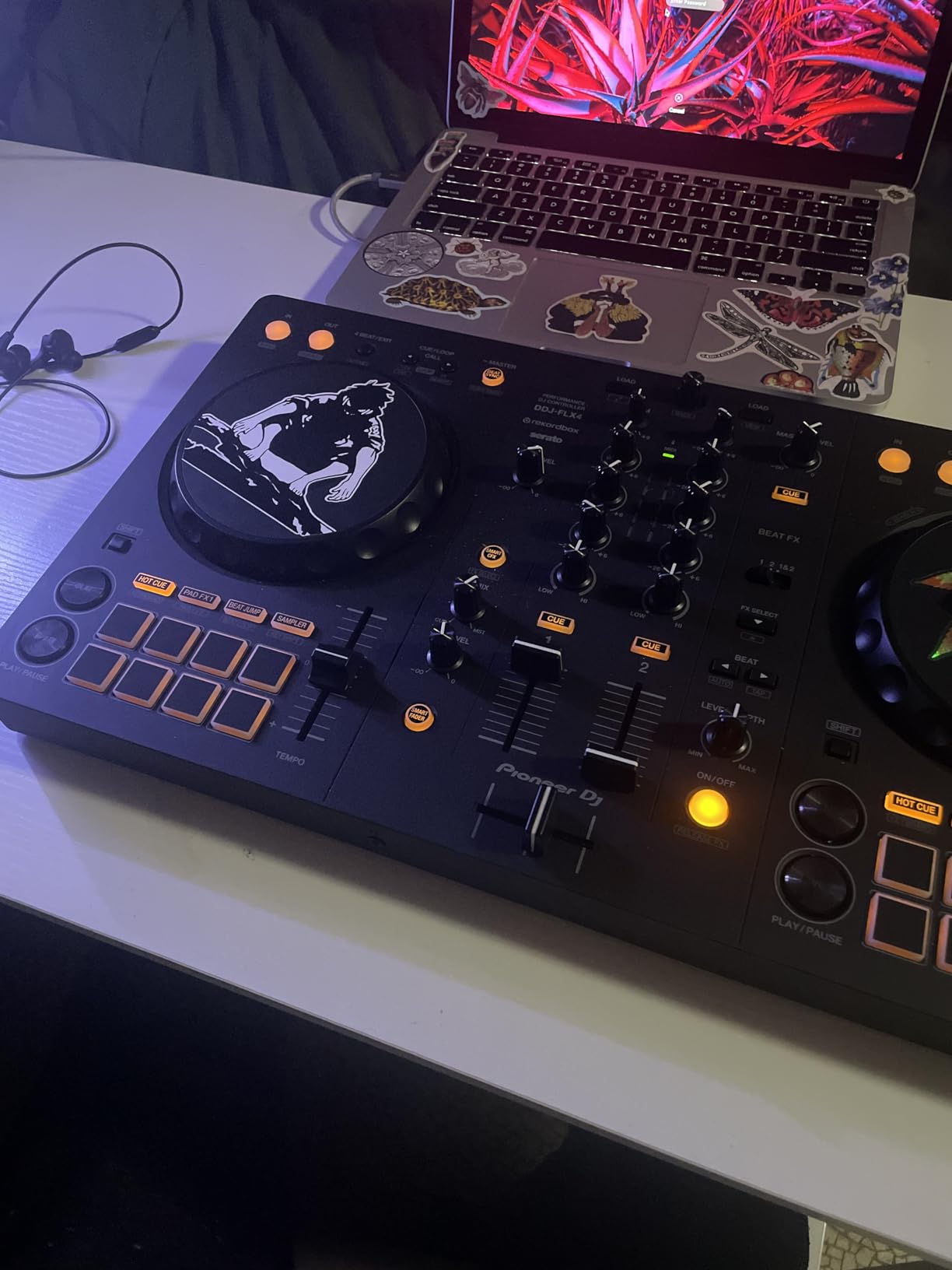 Pioneer DJ DDJ-FLX4 2-Channel DJ Controller, 16 Pads, Graphite | For learners and improvers, 2-channel 2-deck controller, Smart Fader, Smart CFX, mic and livestream ready, USB customer photo 2