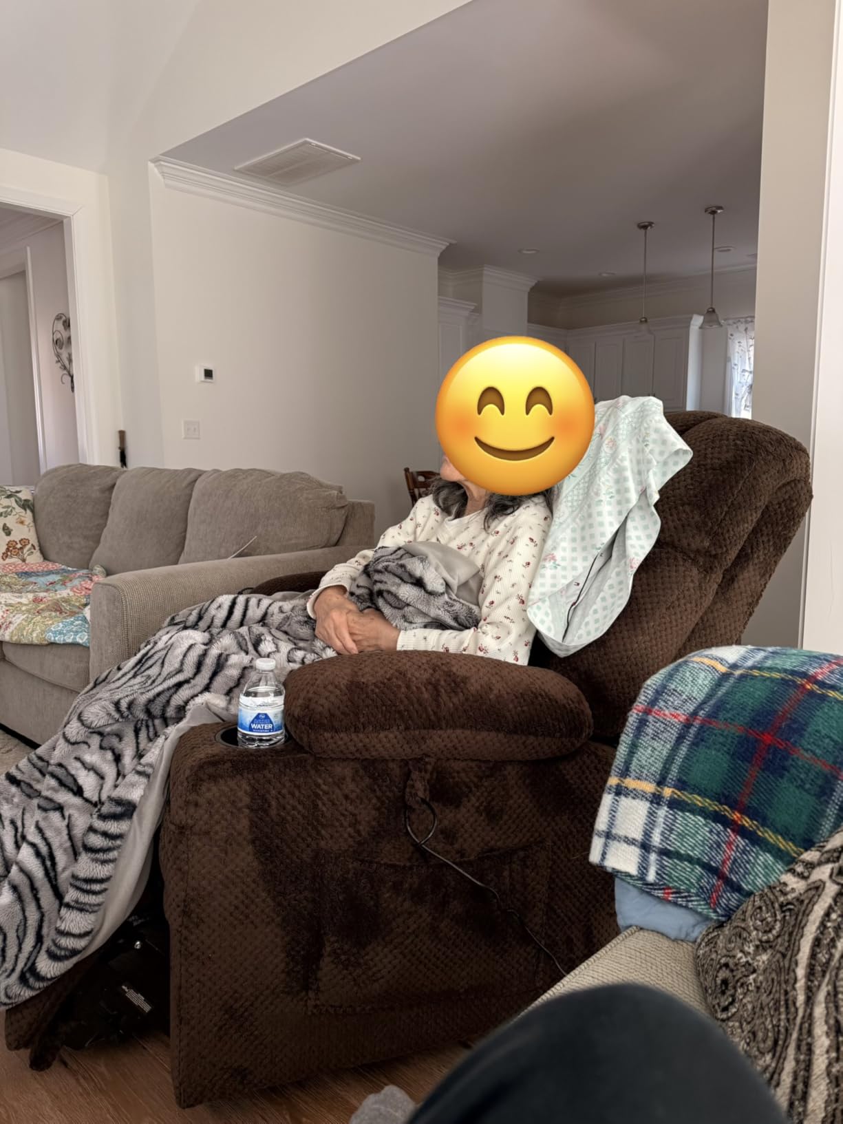 MCombo Dual Motor Power Lift Recliner Chair for Elderly, Massage Heat 7890, Zero Gravity Lift Chair, Infinite Position, Lay Flat, USB Ports, Cup Holders, FSC, OEKO-TEX, Fabric (Medium, Dark Grey) customer photo 2