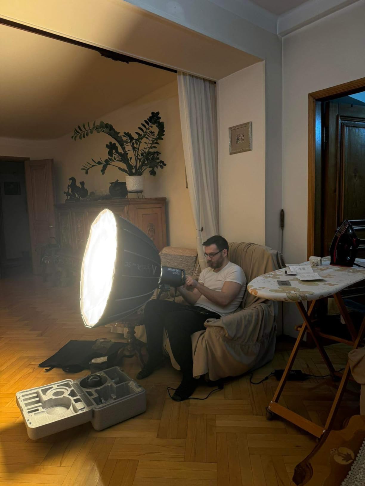 Aputure Amaran 300c RGB COB Video Light Bowen Mount 2,500K to 7,500K CCT with G/M Adjustment 26,580 lux @ 1m with Hyper Reflector Support APP Control customer photo 2