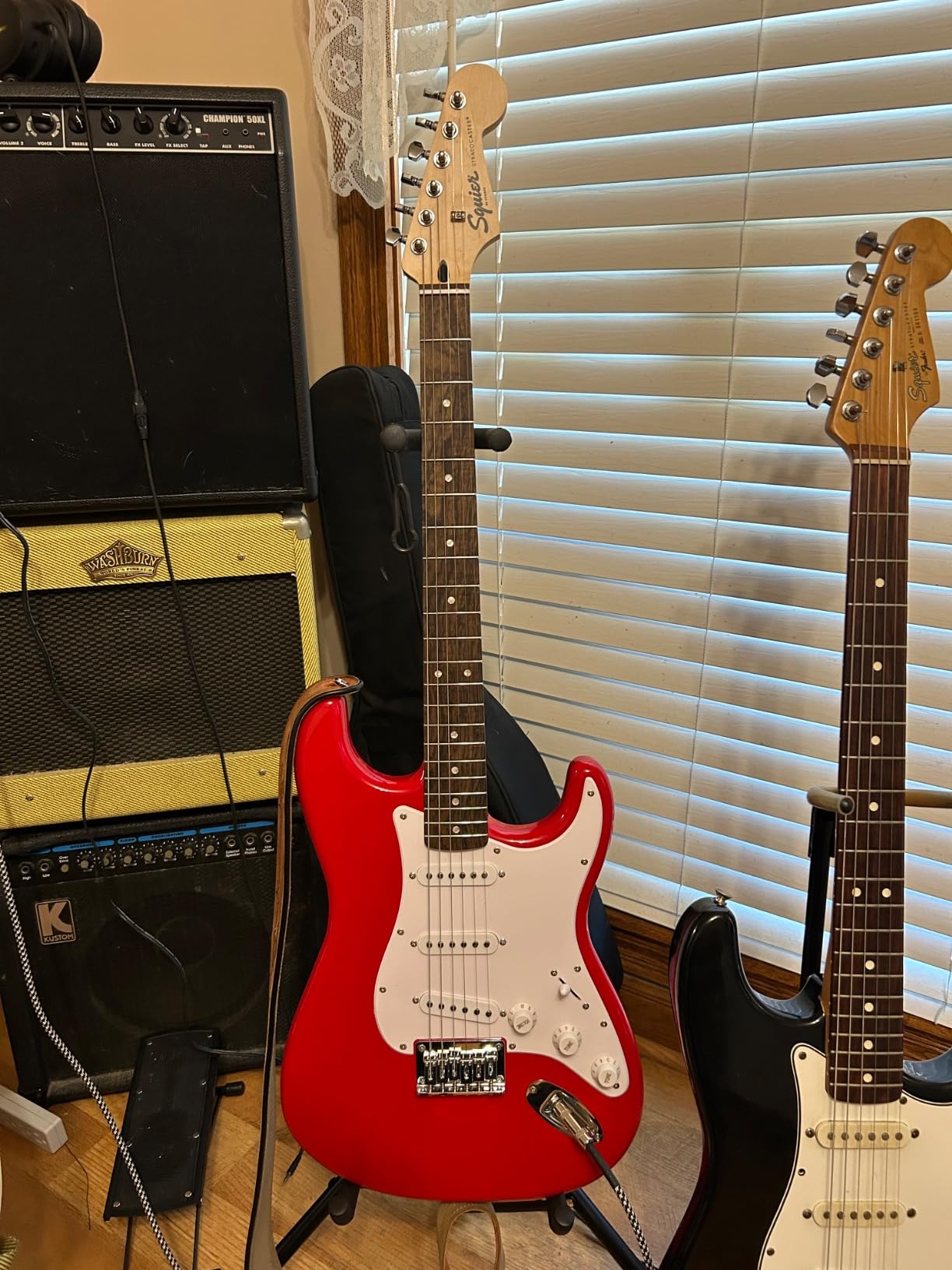Fender Squier Sonic Stratocaster Left-Handed - Black Bundle with Frontman 10G Amp, Cable, Tuner, Strap, Picks, and Austin Bazaar Guitar DVD customer photo 1