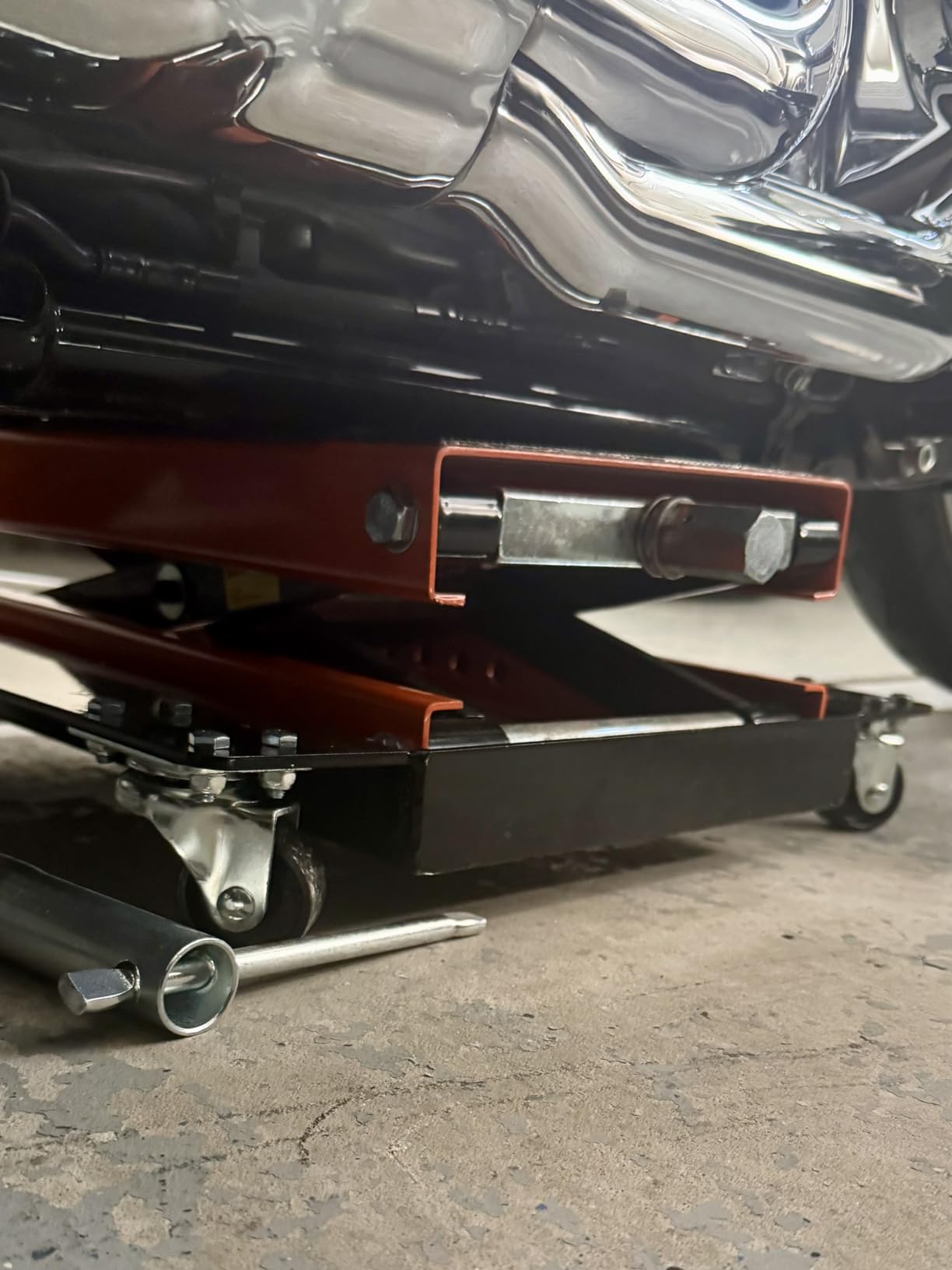VEVOR Motorcycle Lift 1100lbs ATV Scissor Lift Jack with Dolly & Hand Crank | Garage Repair Center Hoist Crank Stand with Wide Deck and Tool Tray for Street Bikes, Cruiser Bikes, Touring Motorcycles customer photo 1