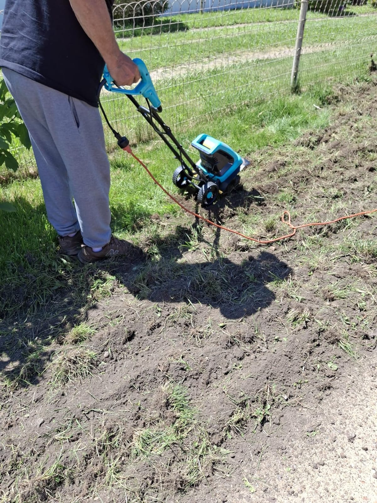 IncwBo 12'' 10.5AMP Corded Electric Garden Roto Tiller Cultivator Powerful | Electric front tine tiller lightweight, Metal baffle, Overload protected, Tills hard clay soil smooth, Easy (dis)assemble customer photo 2