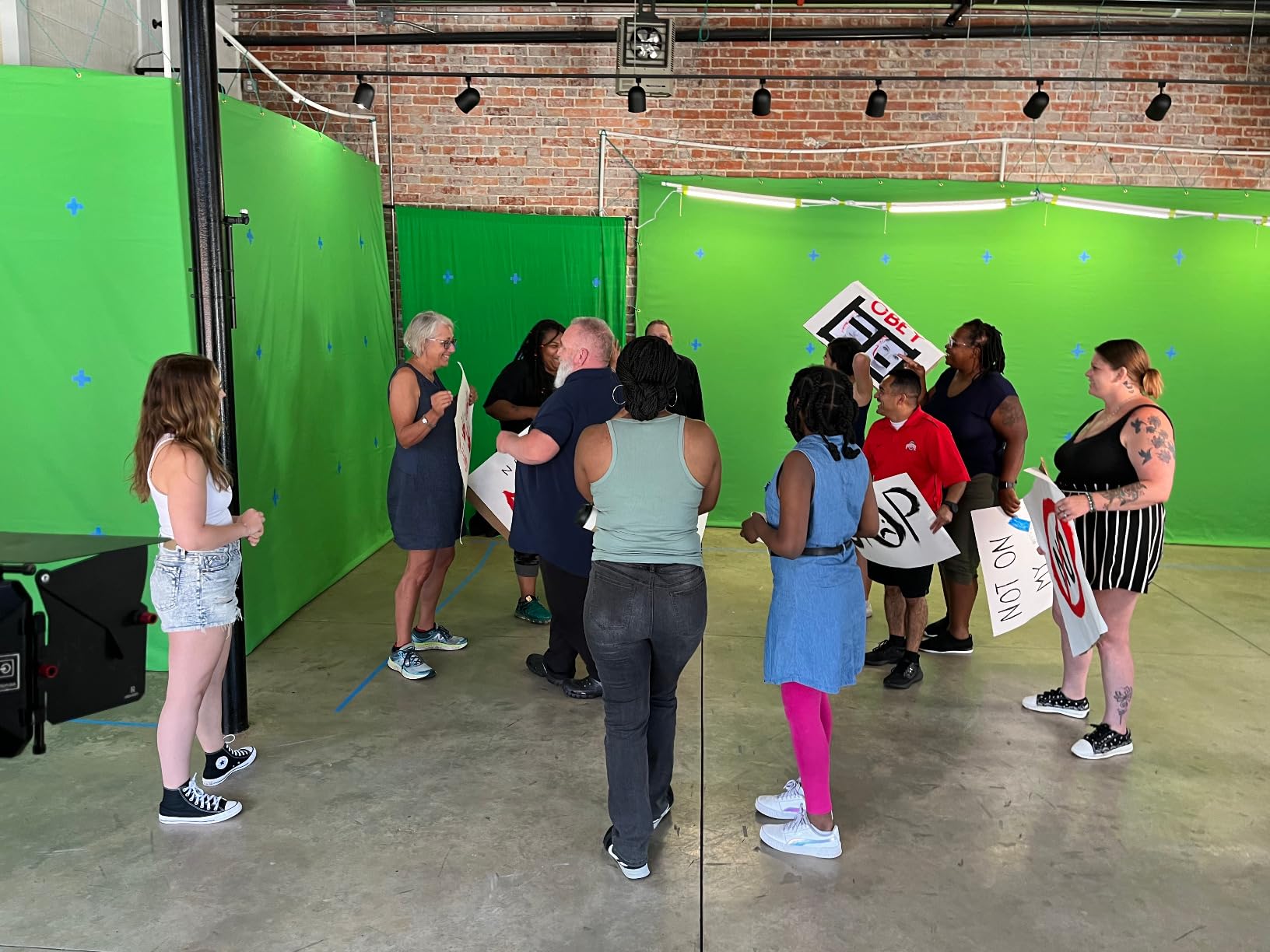 10X12ft Green Screen Backdrop for Photography, LCUIRC Chromakey Polyester Collapsible Greenscreen Background for Streaming, Photography, Zoom Meeting, Video Editing, Podcasting customer photo 2