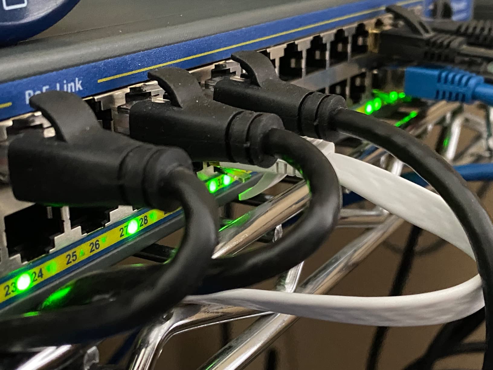 2.5G Unmanaged PoE Switch with 4 x 2.5G Base-T Ports and 2 x 10G SFP Uplink Port, Compatible with 100/1000/2500Mbps, Fanlesss Design, Plug & Play, 2.5Gb Power Over Ethernet Switch customer photo 1