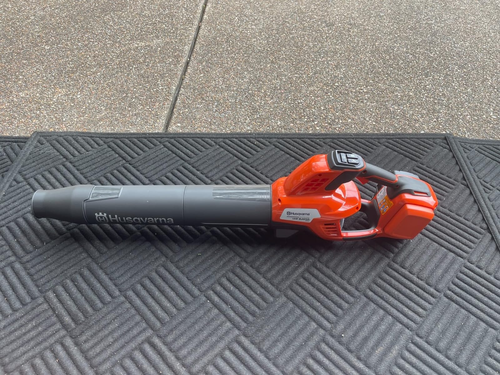 Husqvarna Leaf Blaster 350iB Battery Powered Cordless Leaf Blower, 200-MPH 800-CFM, Brushless Motor and Quiet Operation, 40V Lithium-Ion 7.5 Ah Battery and Charger Included, Gifts for Men, 970569904 customer photo 2