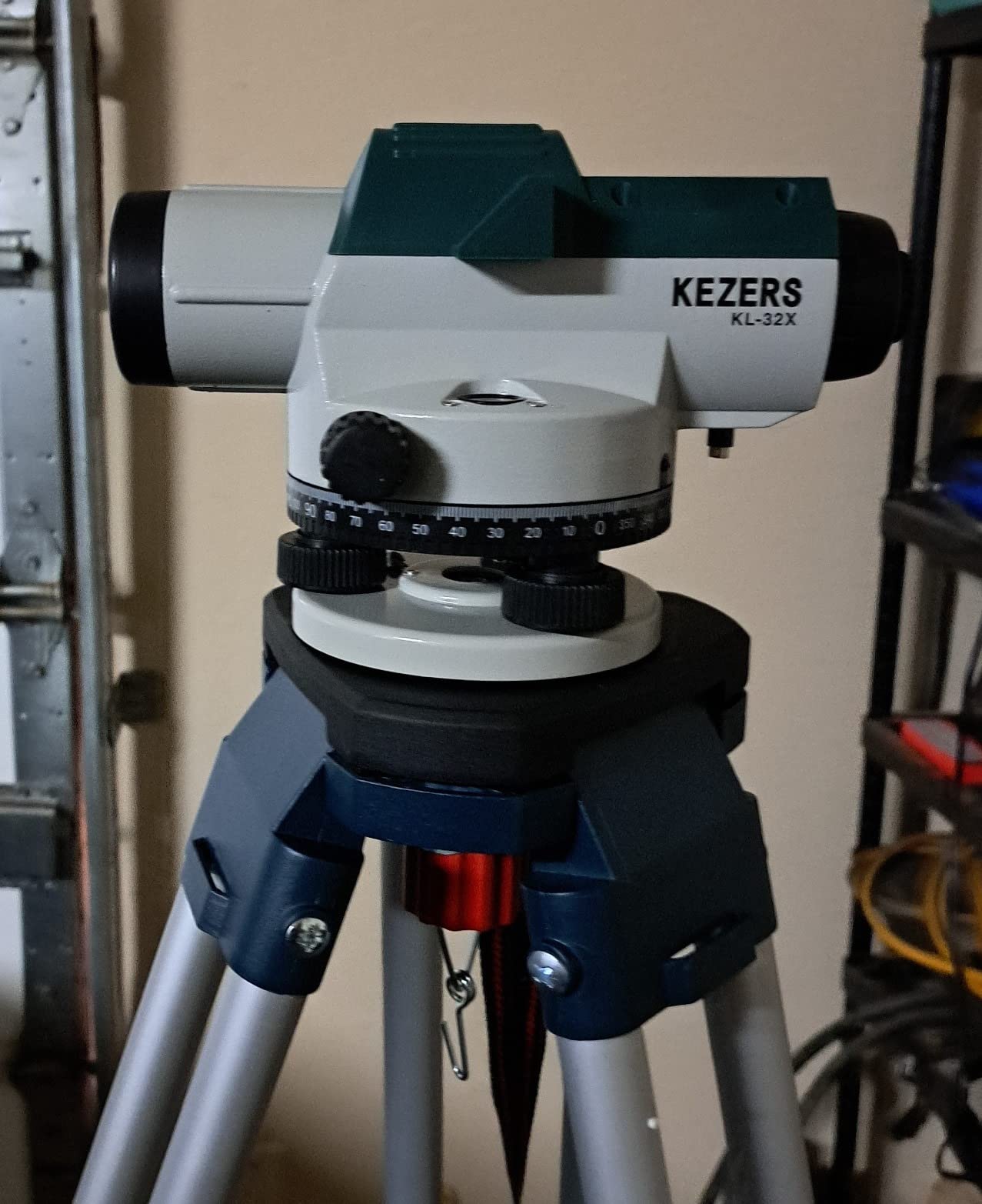 KEZERS 32X Automatic Optical Level Kit with Tripod, Self-Leveling Magnetic Dampened Compensator and Transport Lock, Aluminum Survey Tripod, 9FT Grade Rod, Carrying Case customer photo 1