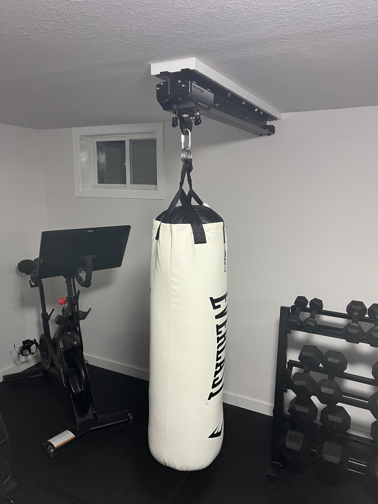 Everlast Elite Punching Bag - Hanging Heavy Bag for Adults with Dual Strap System | Durable Boxing Bag for Boxing, MMA, Muay Thai, Home Gym Training customer photo 1