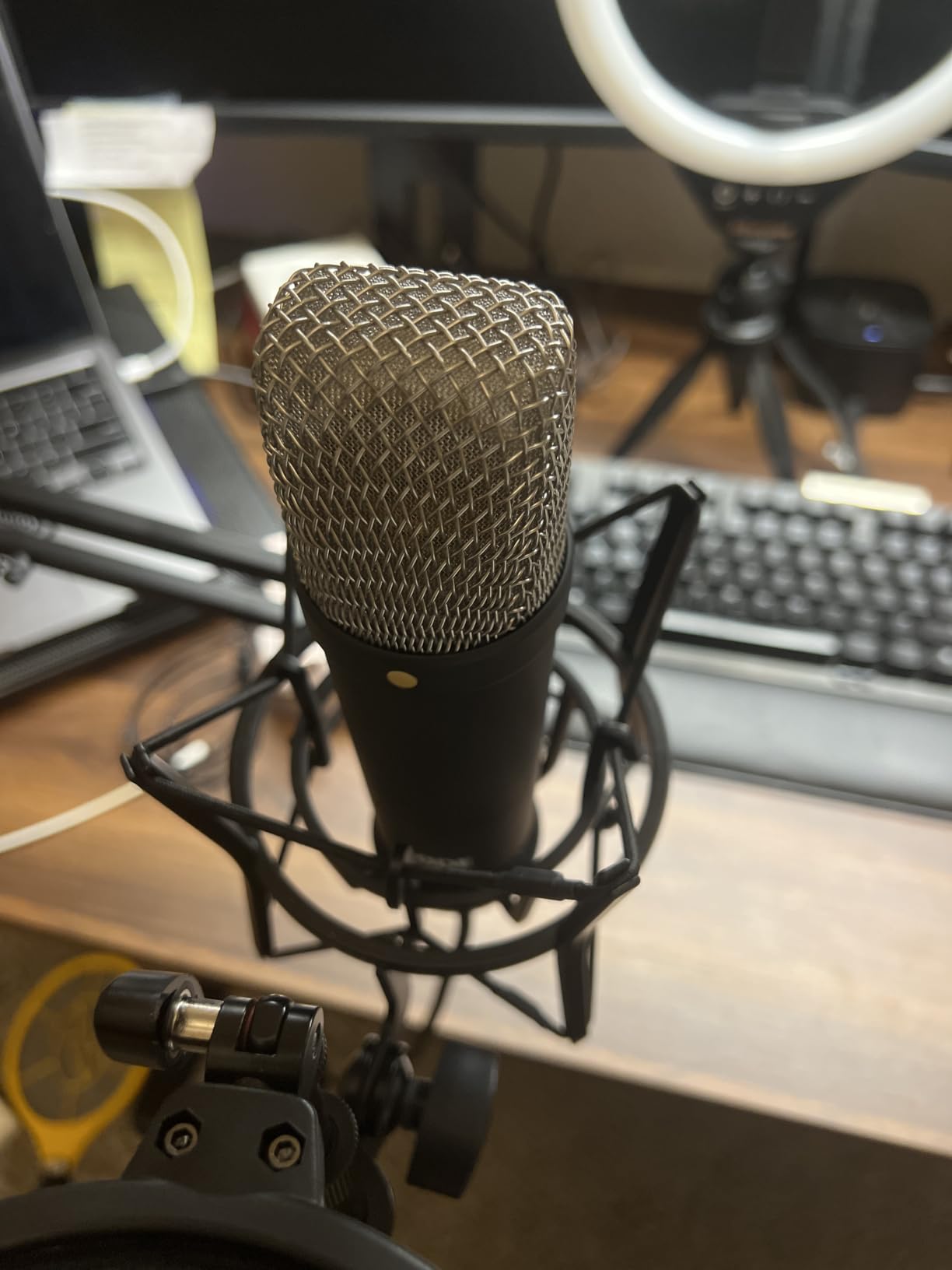 RØDE NT1 Signature Series Studio Condenser Microphone, Black | Shock Mount, Pop Filter and XLR Cable for Music Production, Vocal Recording, Streaming and Podcasting (Black) customer photo 2