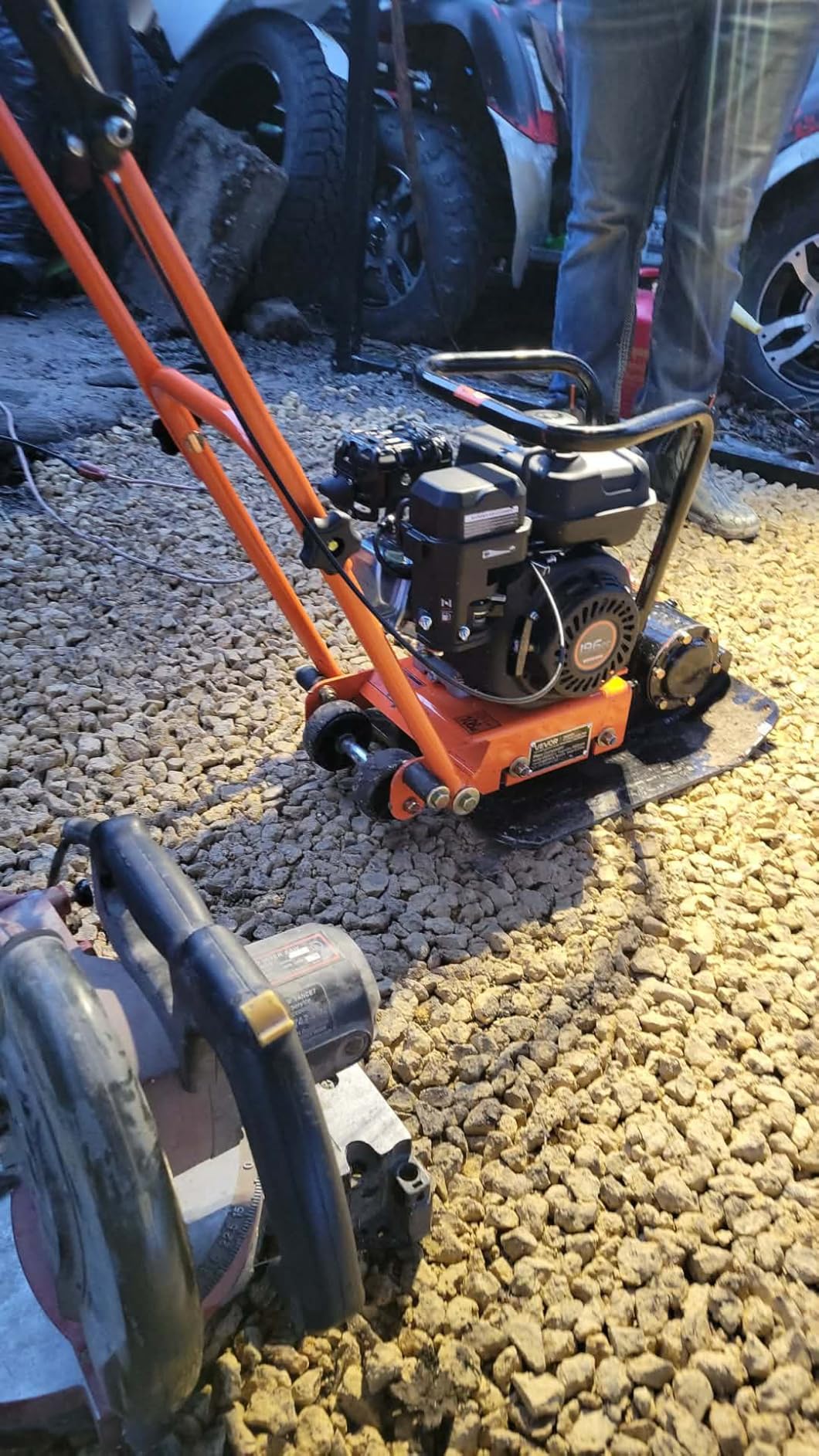 VEVOR Plate Compactor, 6.5 HP 196cc Gas Engine, 2360 lbs Compaction Force | 22.1 x 15.9 in Plate, Heavy-Duty 5600 VPM Power Jumping Jack Vibratory Tamper for Walkways, Asphalt, Pavers, and Landscaping customer photo 2