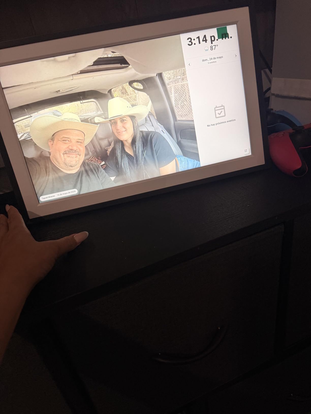 Digital Picture Frame, Frameo 15.6 Inch Large Digital Photo Frame WiFi, 1920 * 1080 IPS FHD Touch Screen, 32GB, Tabletop&Wall-Mounted, Electronic Photo Frame, Share Video, Birthday, Wedding, for Mom customer photo 1