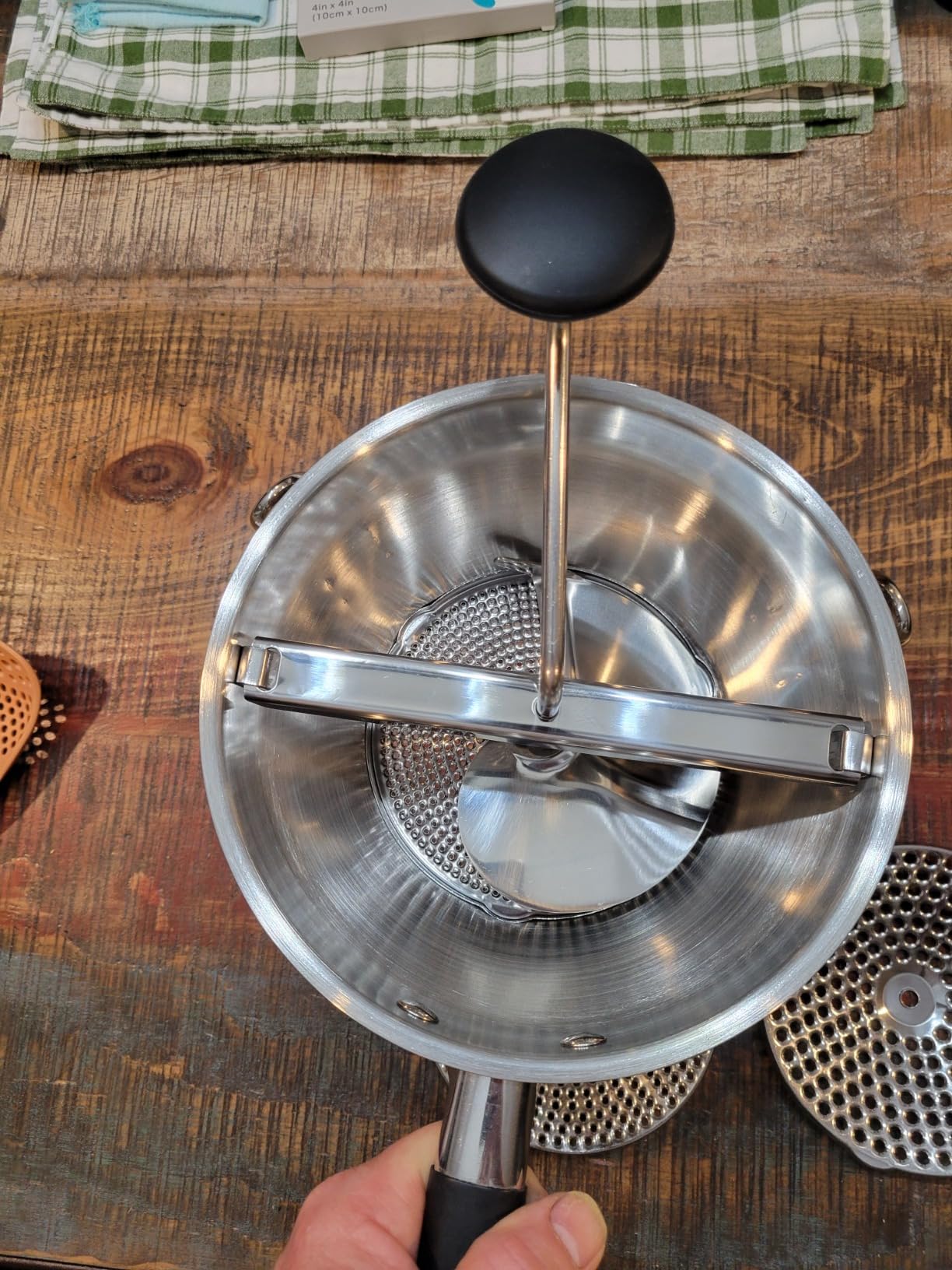 Stainless Steel Food Mills With 3 Milling Discs, Ergonomic Design Rotary Food Mills For Tomato Sauce, Potatoes, Jams with Silicone Handle Dishwasher Safe, Multifunctional Spoon, Orange customer photo 2