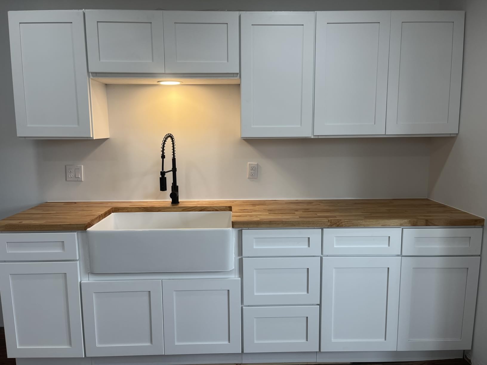 GETPRO White Farmhouse Kitchen Sink 30 inch Fireclay Apron Front Farm Sink Single Bowl Reversible customer photo 2