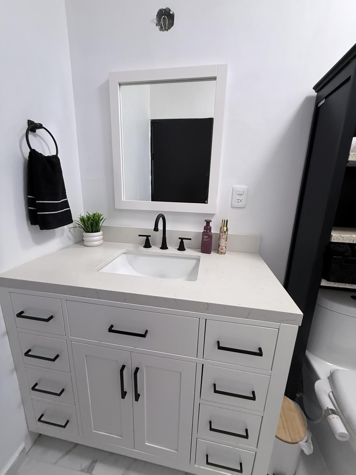 ARIEL Hepburn 42-inch Bathroom Vanity with Sink, Solid Wood, 1.5-inch Carrara White Quartz Countertop & Backsplash, Single Rectangular Porcelain Sink, 2 Soft Closing Doors, 9 Dovetail Drawers, White customer photo 1