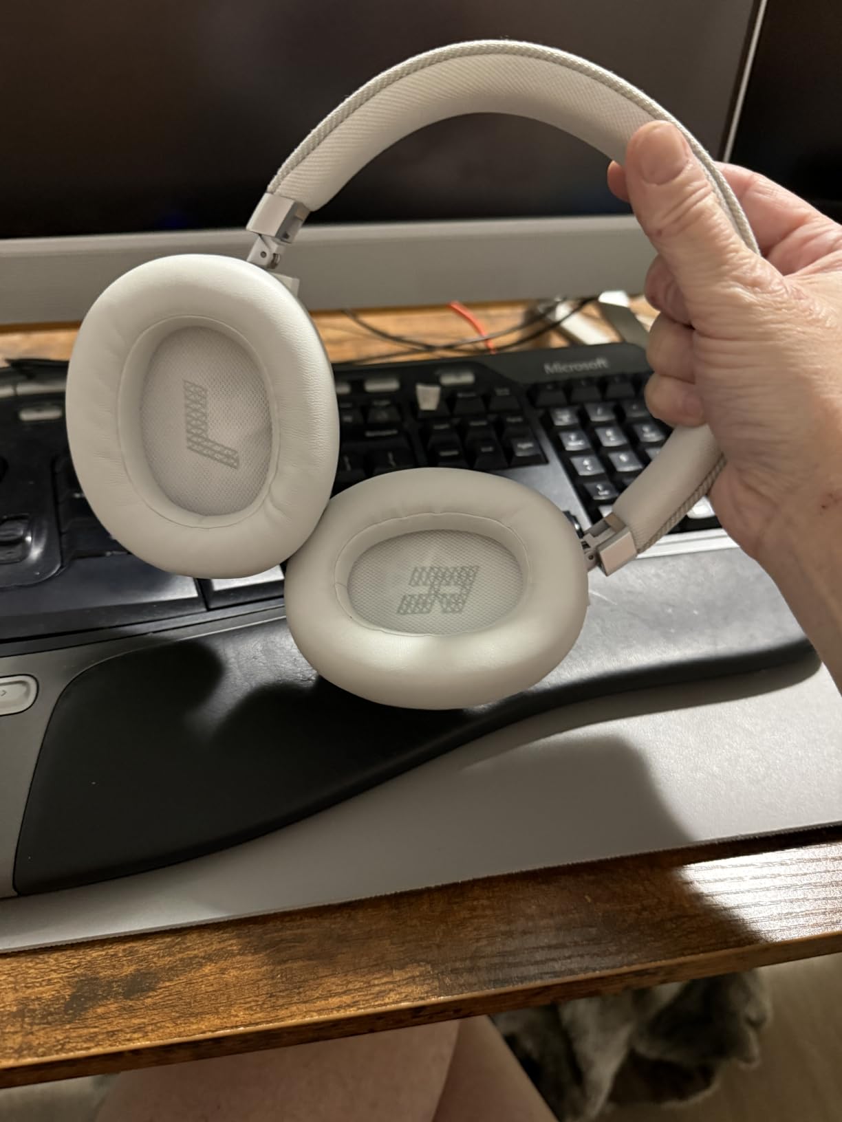 JBL Live 770NC - Wireless Over-Ear Headphones with True Adaptive Noise Cancelling with Smart Ambient, Up to 65 Hours of Battery Life, Comfort-fit Fabric Headband & Carrying Pouch (Black) customer photo 2
