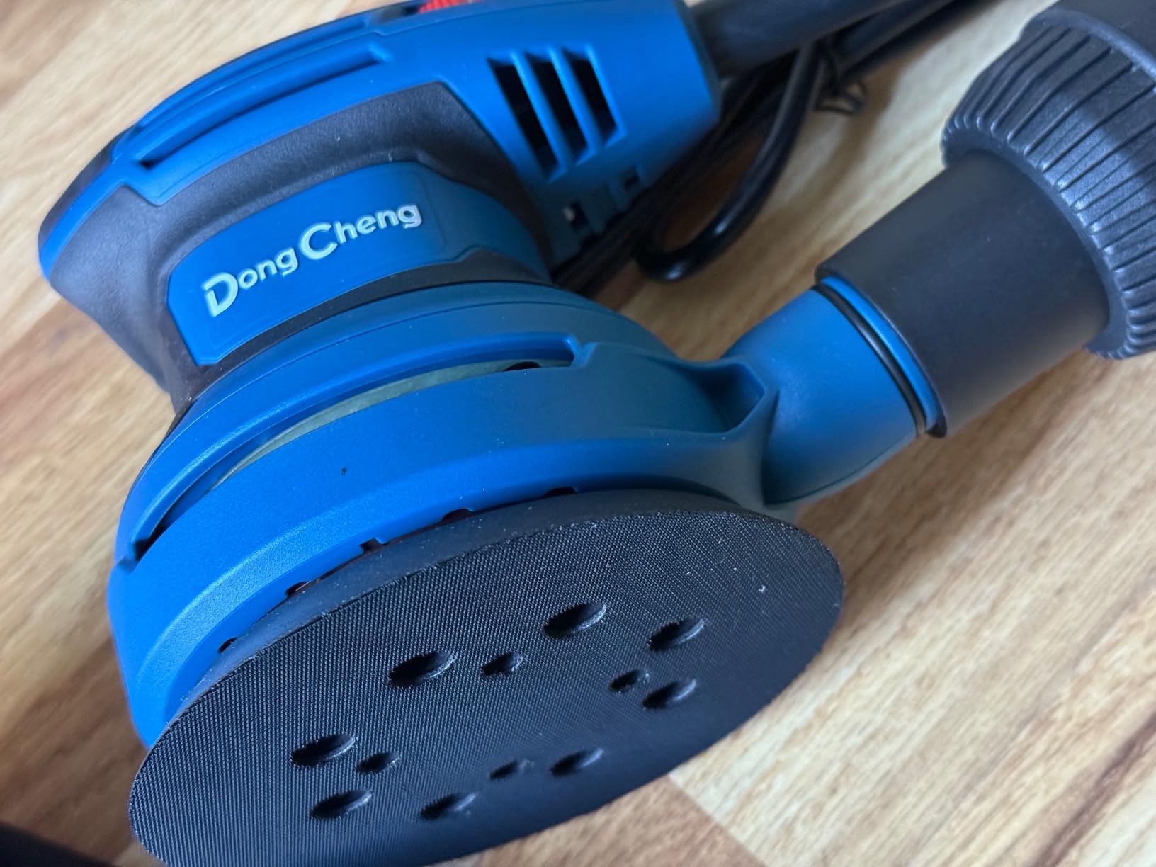 Dong Cheng 5-Inch Random Orbital Sander 3.2A 12800OPM Electric Palm Sander, 6 Variable Speeds, with 20pcs Sandpaper & Detachable Dust Bag, Power Sander for Woodworking, Sanding & Polishing customer photo 1