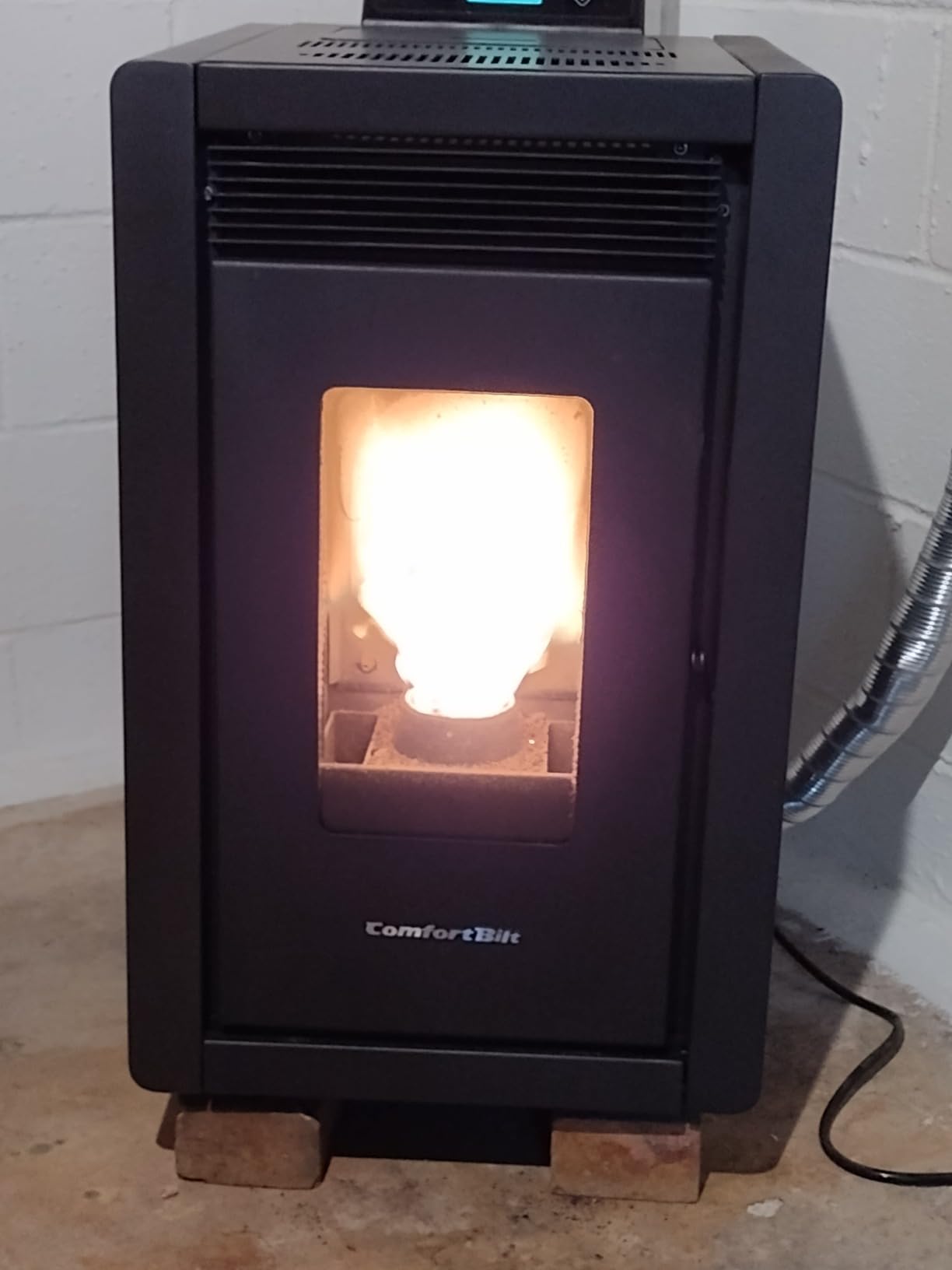 Generic Comfortbilt Small Mini Pellet Stove HP 40 1,500 ft² 25 LB Hopper Apline Series, Black customer photo 1
