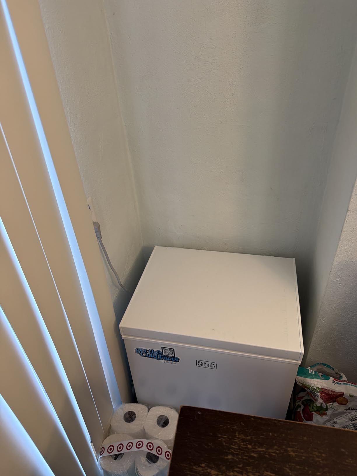 BLACK+DECKER 2.0 Cu. Ft. Compact Chest Freezer, BCFK206, White | Deep Freezer Holds Up to 70 Lbs. of Frozen Food, Removable Storage Basket, Mechanical Temperature Control, Manual Defrost customer photo 2