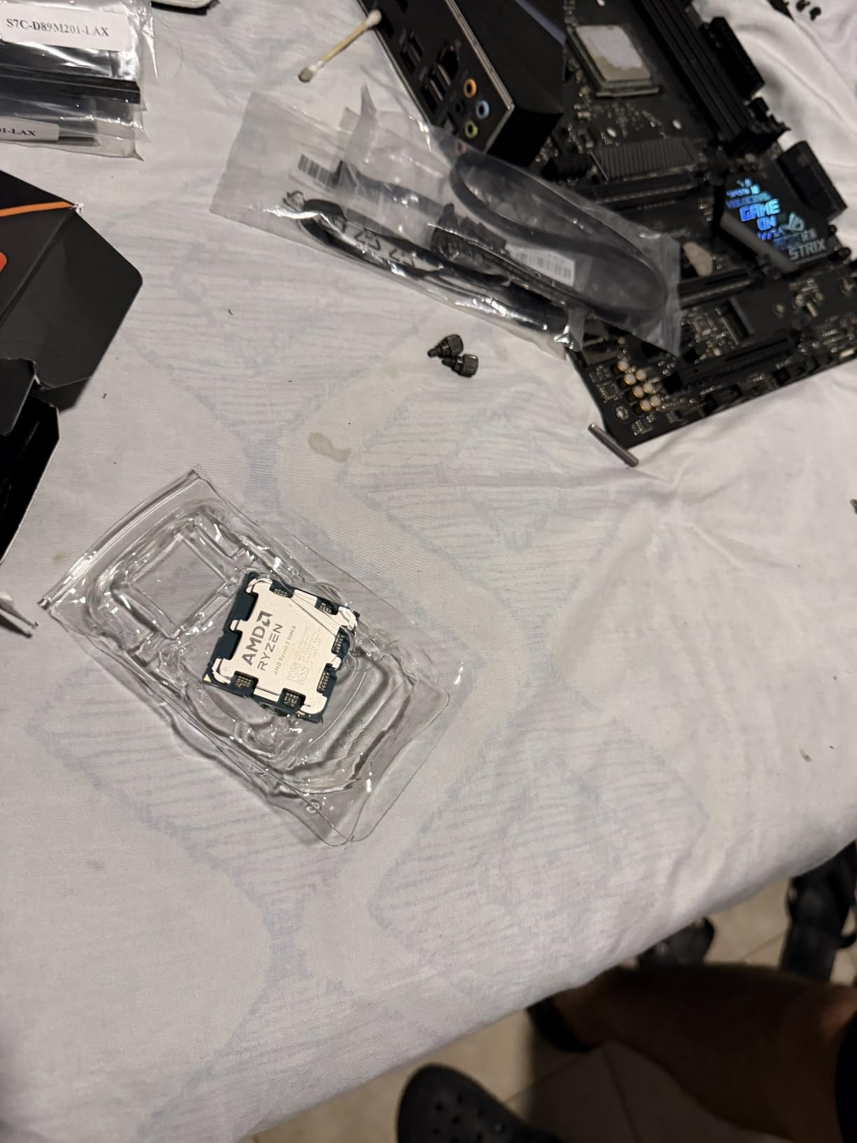 AMD Ryzen 5 9600X 6-Core, 12-Thread Unlocked Desktop Processor customer photo 2