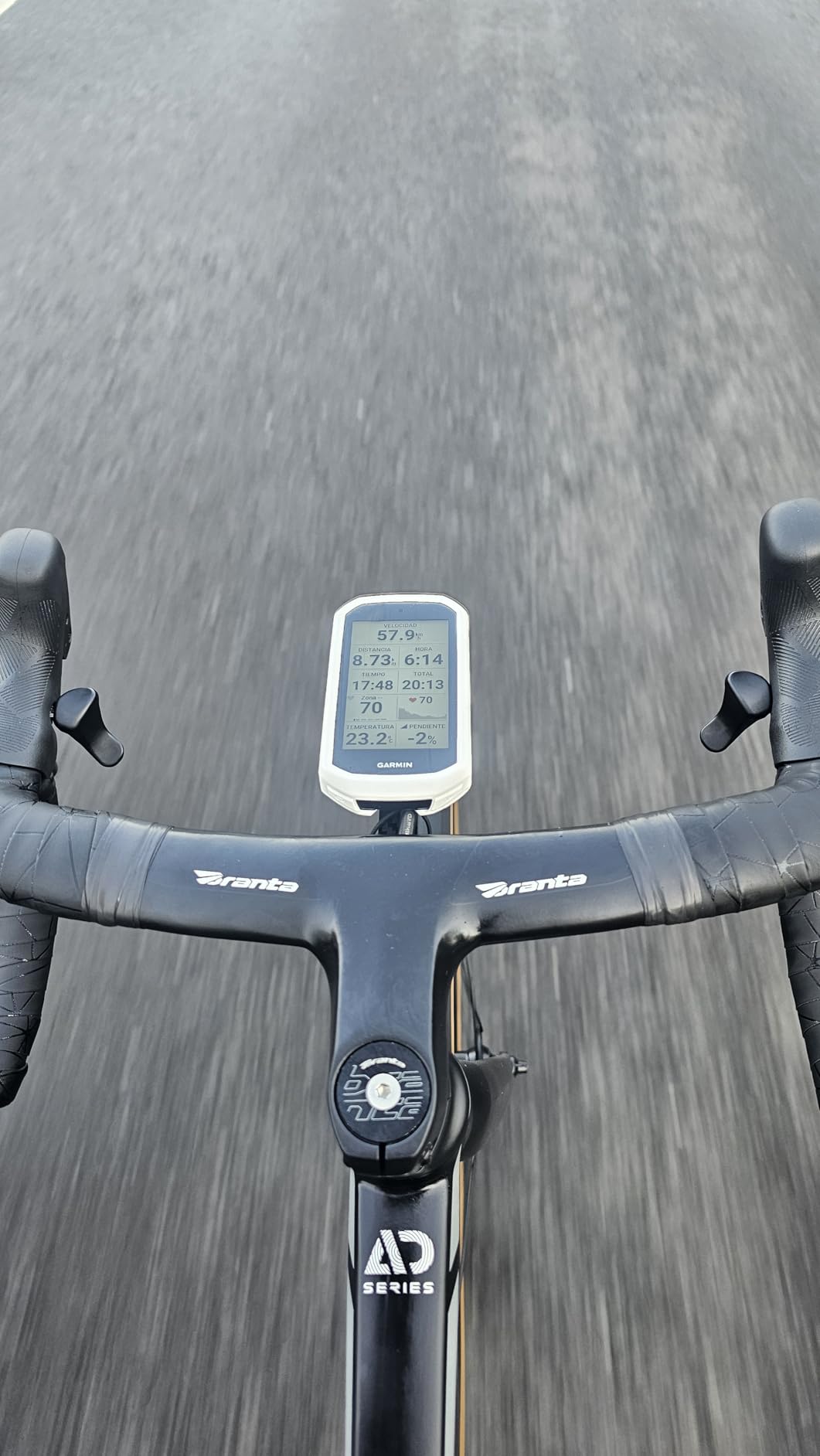 Garmin Edge 1050, Premium Cycling Computer, Vivid Color Touchscreen Display, Built-in Speaker, Advanced Training and Group Ride Features, Road Hazard Alerts | 3.5 Vivid Touchscreen, Road-Hazard Alerts, Up to 20h Battery, Bluetooth and Ant Plus and WI-FI customer photo 2