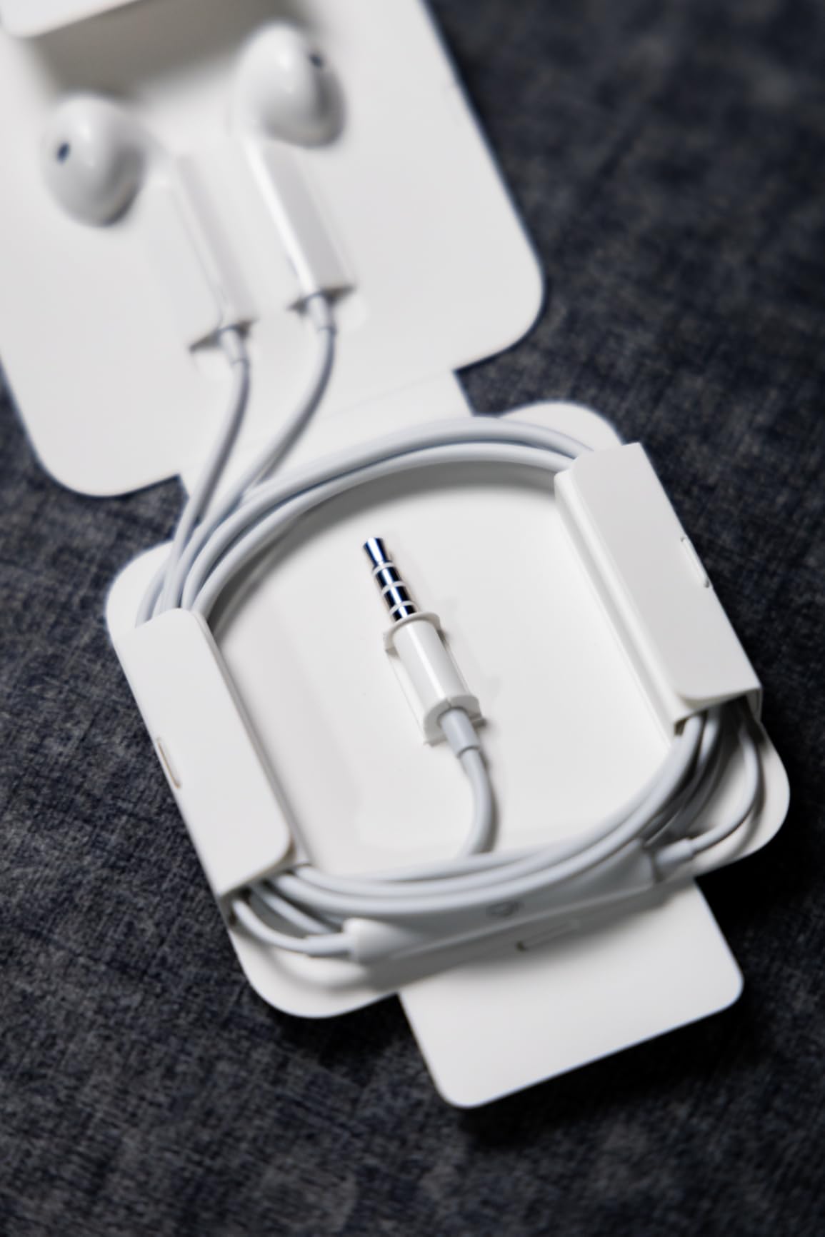 Apple EarPods Headphones with 3.5mm Plug, Wired Ear Buds with Built-in Remote to Control Music, Phone Calls, and Volume customer photo 1