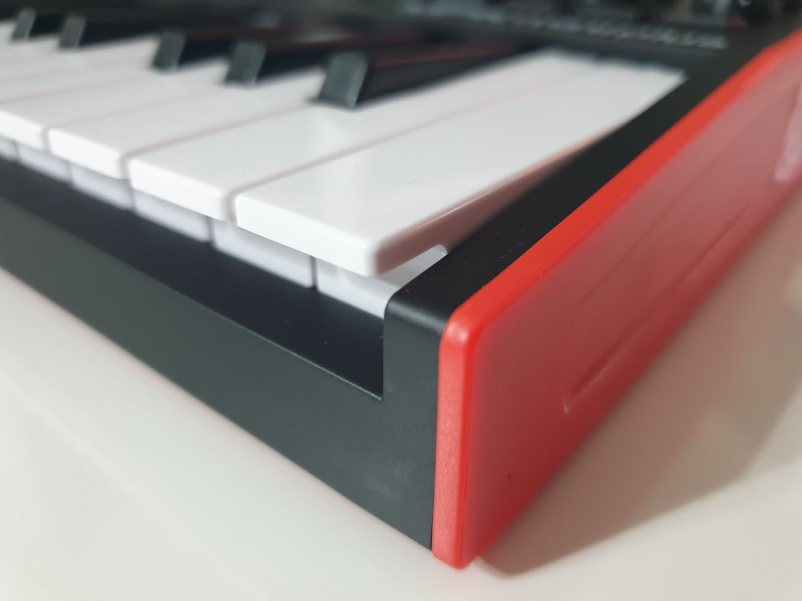 Akai Professional MPK Mini Plus 37-Key USB MIDI Keyboard Controller, White | Velocity-Sensitive Mini Keys, 8 MPC Pads, 64 Step Sequencer, MIDI/CV/Gate I/O customer photo 1