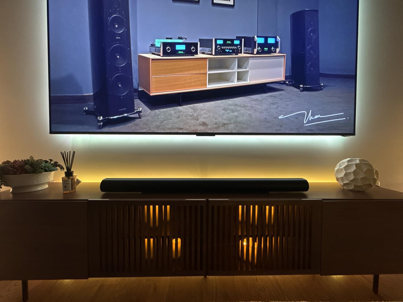 Sonos Arc Ultra Soundbar with Dolby Atmos and Voice Control - 9.1.4 Surround Sound for TV and Music - Black customer photo 1