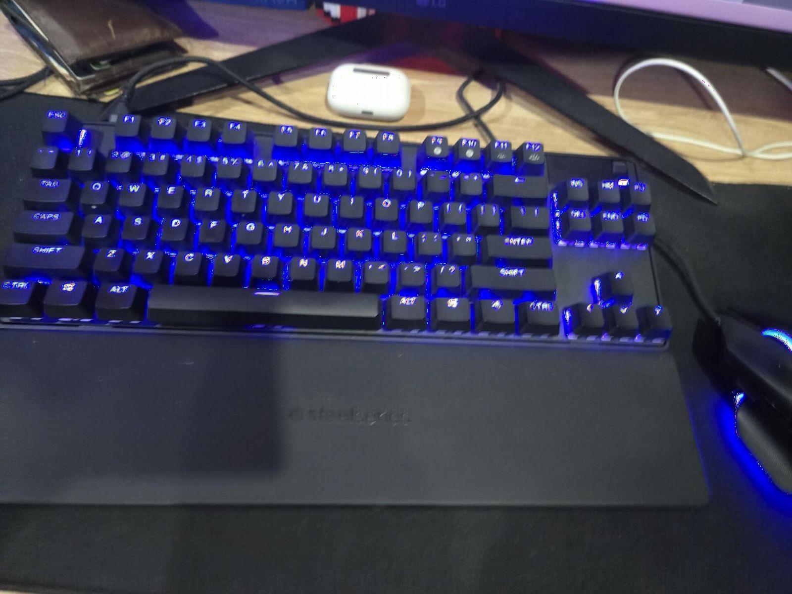SteelSeries Apex Pro TKL Gen 3 Gaming Keyboard - OmniPoint 3.0 Analog Magnetic Switches, Quickset Auto-Presets, OLED, RGB, PBT Keycaps, USB-C, Black customer photo 1