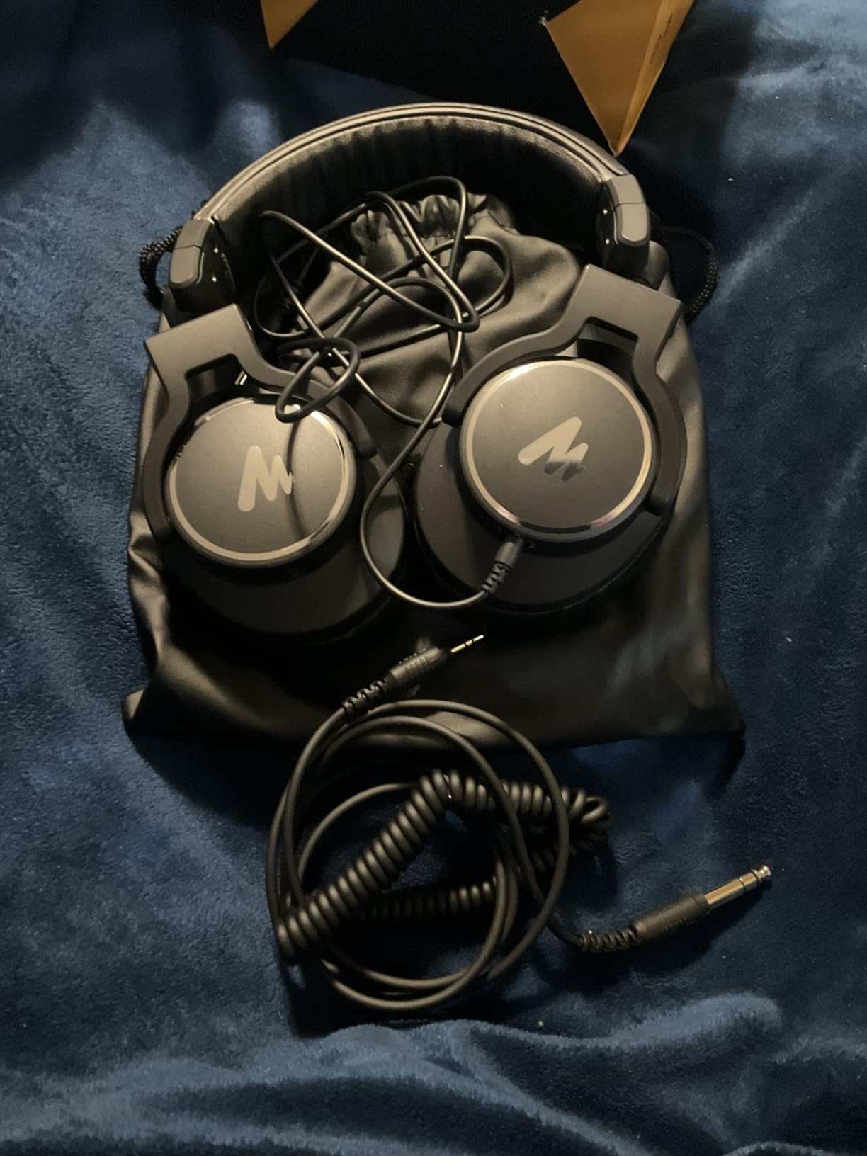 MAONO Studio Monitor Mixing DJ Headphones, 50mm Driver Professional Over Ear Wired Headset with 3.5mm to 6.35mm Jack for Guitar AMP, Piano, Music Production, Keyboard, Recording, Podcast, MH700 Black customer photo 2