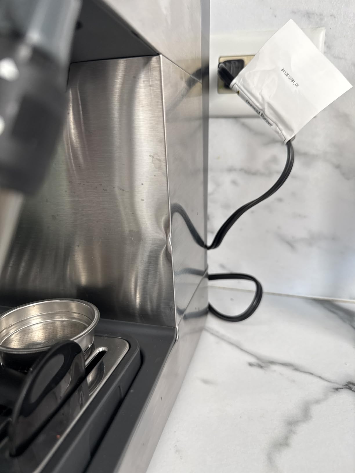 De'Longhi Classic Signature Espresso Machine, Adjustable Milk Frother | #1 Worldwide Espresso Machine Maker, Rapid Heat-Up, Preset Single & Double Espresso, Frother, Pressure Gauge, Compact Design customer photo 1