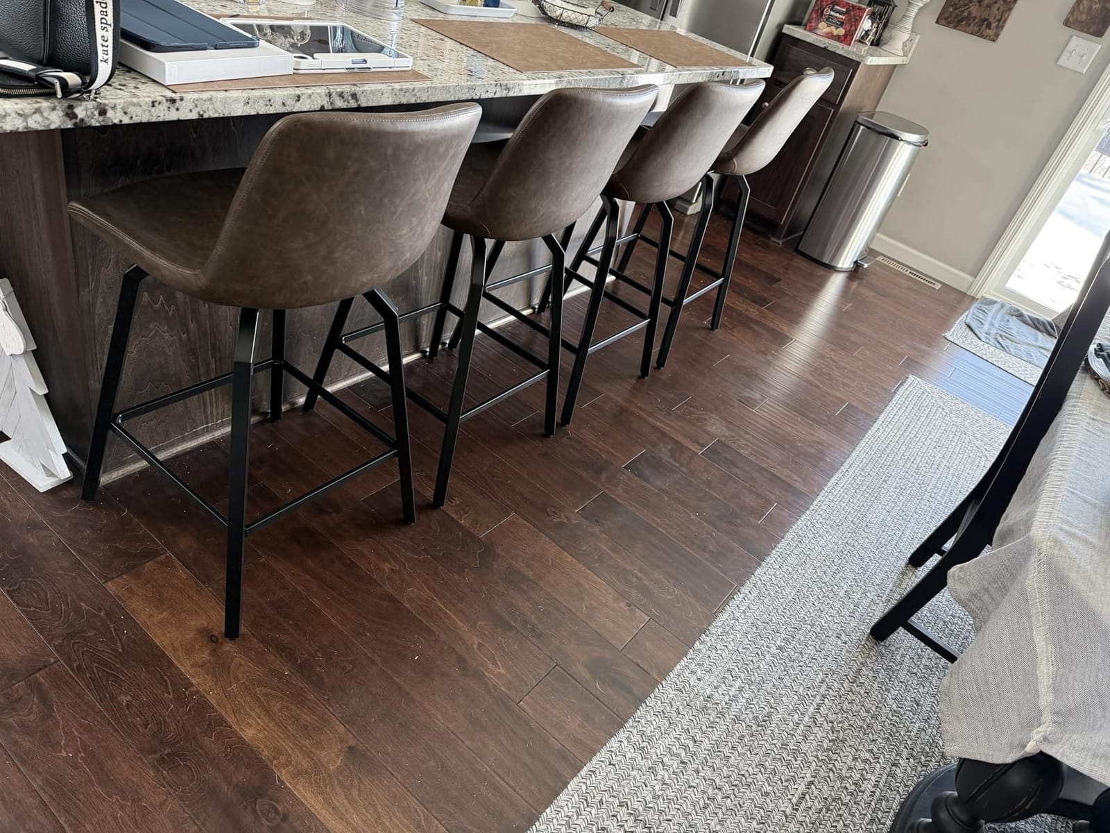 LUE BONA 360° Swivel Bar Stools Set of 4, 26 Inch Counter Height Bar Stools, Modern Faux Leather with Enlarged Seats, Metal Legs for Kitchen Island, Dining, Vintage Brown customer photo 1