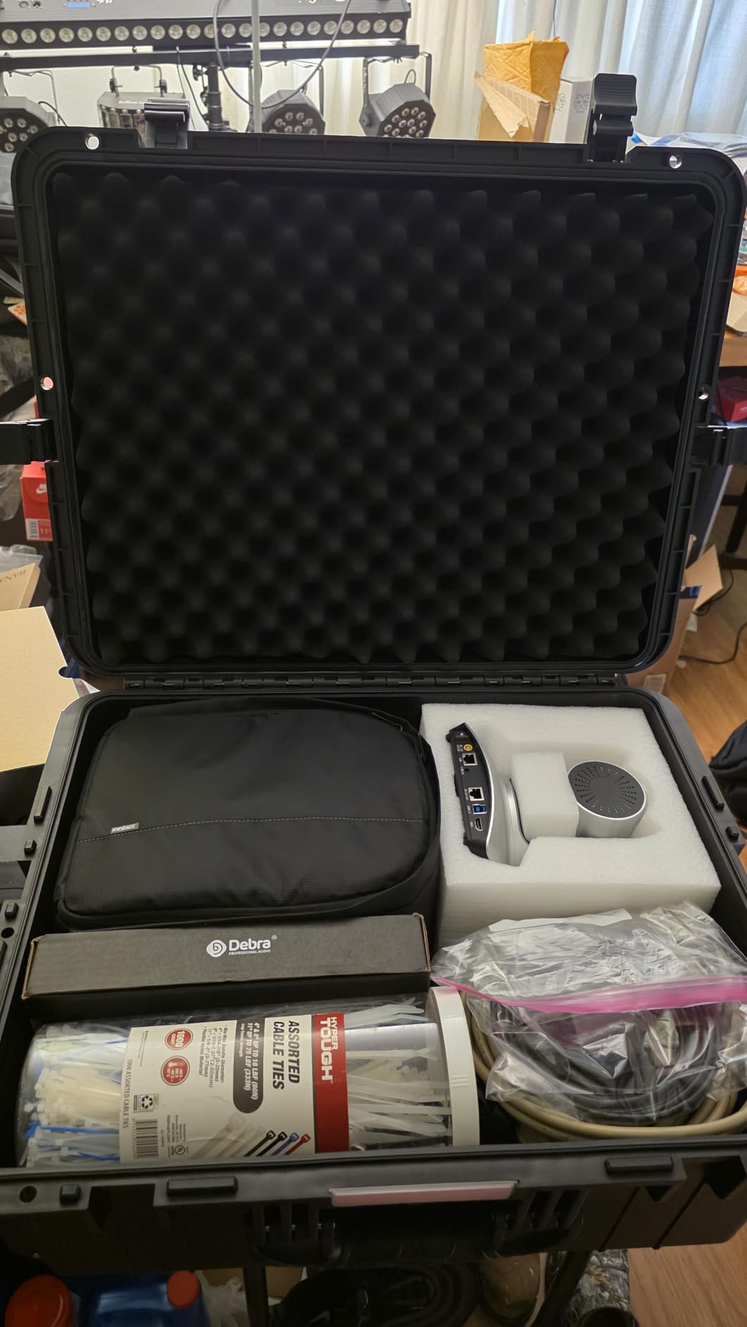 VEVOR Weatherproof Hard Case, Heavy Duty Protective Dry Box Case with Pre-Cut Foam, Wheel Retractable Pull Handles for Travel, Hunt, Military, Tactical, IP67 Waterproof Case for Camera(24.8*19.7*12.5) customer photo 2