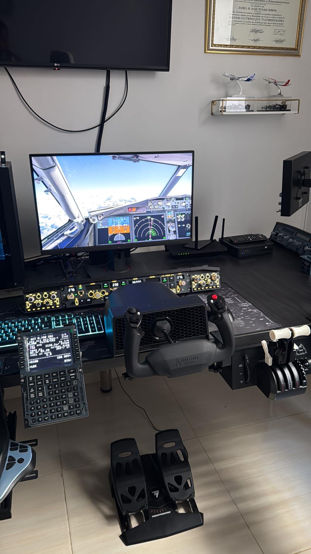 Honeycomb Alpha LITE - compact yoke for flight simulation, 180 rotation, programmable buttons, sturdy steel shaft, clear design perfect for sim beginners, plug & fly with MSFS 2024 customer photo 2