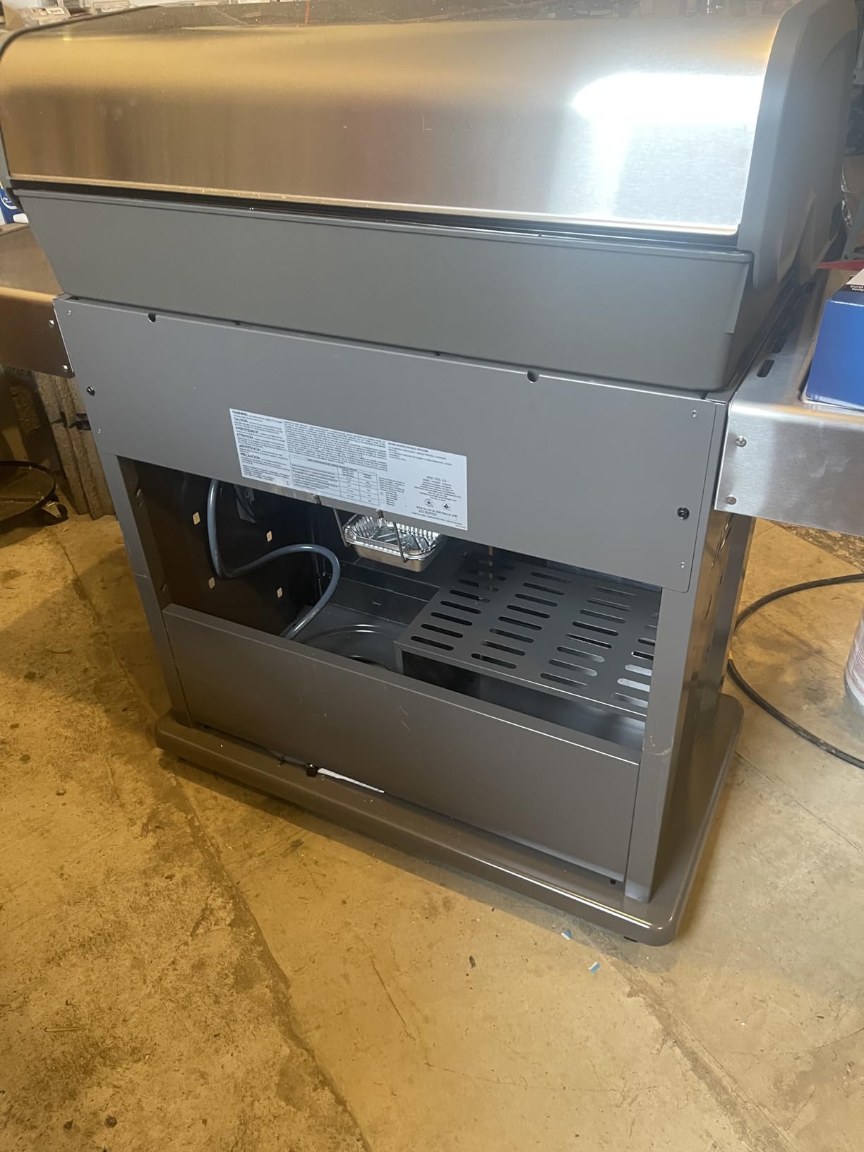 Napoleon Rogue PRO 625 5-Burner Natural Gas Grill with Infrared Side Burner | Black, 74,000 BTUs, 988in Area, Backlit Knobs, Folding Shelf, Cast Iron Grates, Locking Caster Wheels customer photo 2