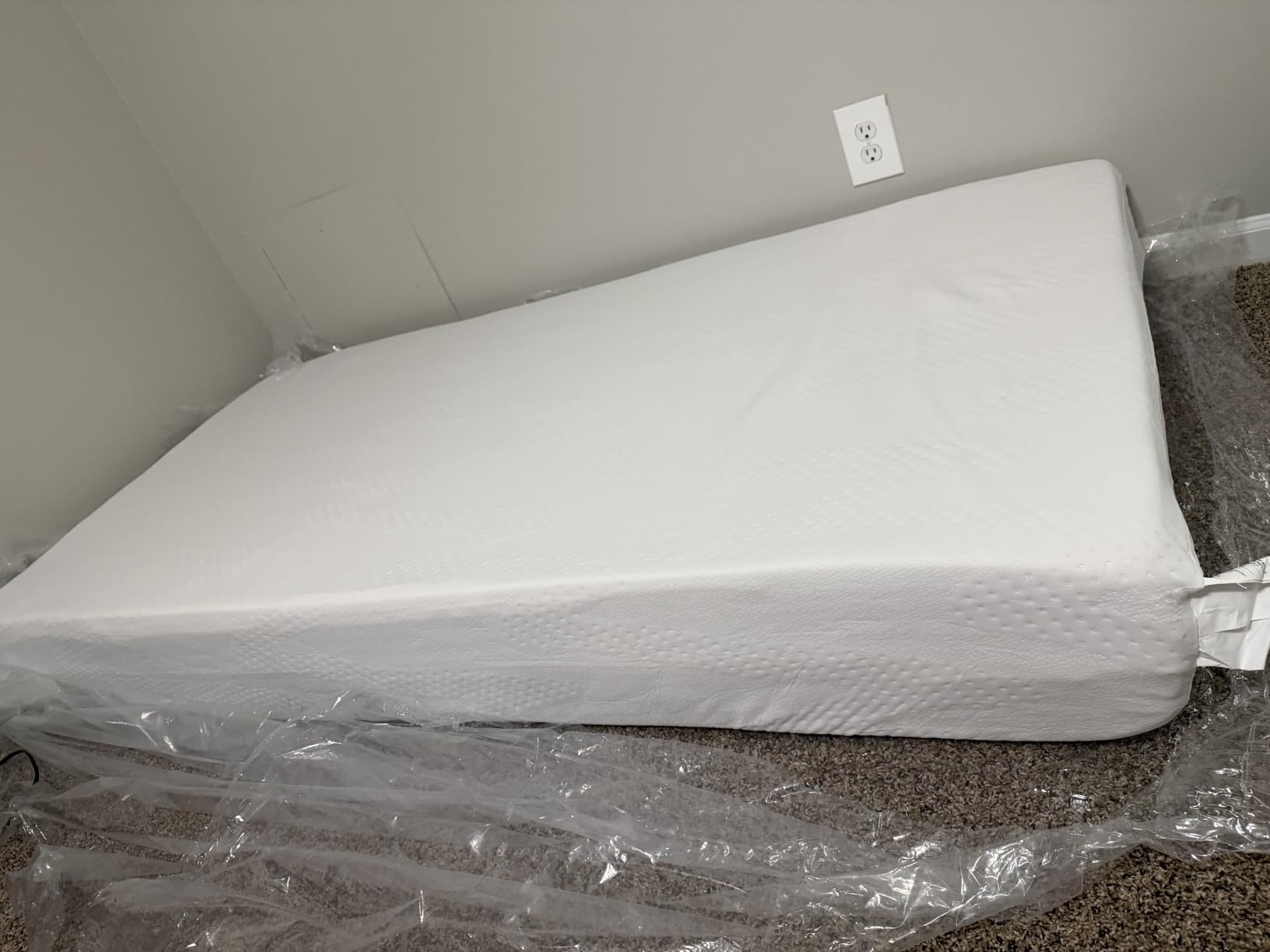 Novilla Queen Size Mattress, 14 Inch Gel Memory Foam Mattress for Cooling | Cooling Night Sleep & Pressure Relief & Motion Isolation, CertiPUR-US Certified customer photo 1