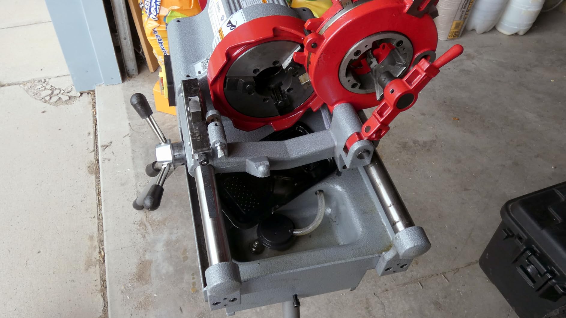 VEVOR Electric Pipe Threader Machine, 900W 2-Speed Threading Cutting Machine, 1/2 to 4 inch Pipes Threading Cutter Tool with Foot Pedal for Plumbing, Automotive Repairs, Metalworking customer photo 2