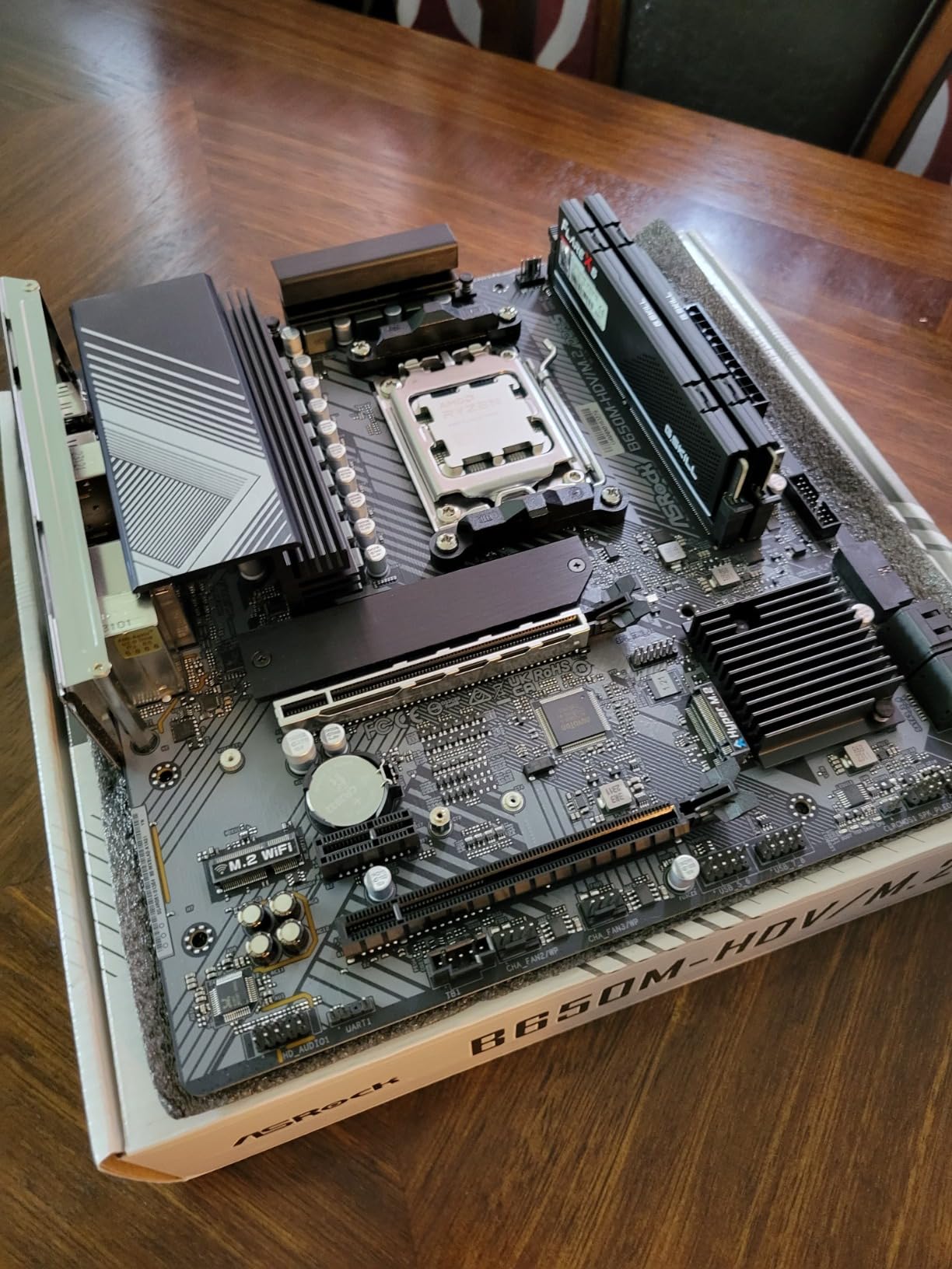 ASRock B650M-HDV/M.2 White Micro-ATX AM5 Motherboard, AMD Ryzen 9000/8000/7000, PCIe 5.0 x16, DDR5 8200+(OC), Dual M.2 (Gen5/Gen4), USB 3.2 Type-C, 2.5G LAN customer photo 1
