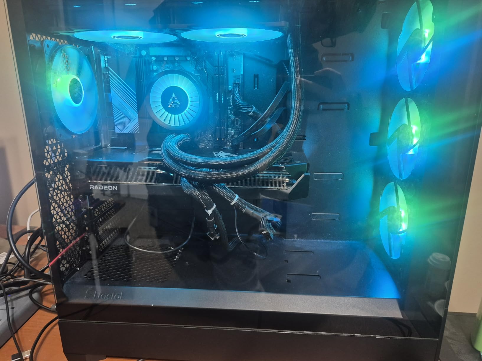 ASRock B650M-HDV/M.2 White Micro-ATX AM5 Motherboard, AMD Ryzen 9000/8000/7000, PCIe 5.0 x16, DDR5 8200+(OC), Dual M.2 (Gen5/Gen4), USB 3.2 Type-C, 2.5G LAN customer photo 2