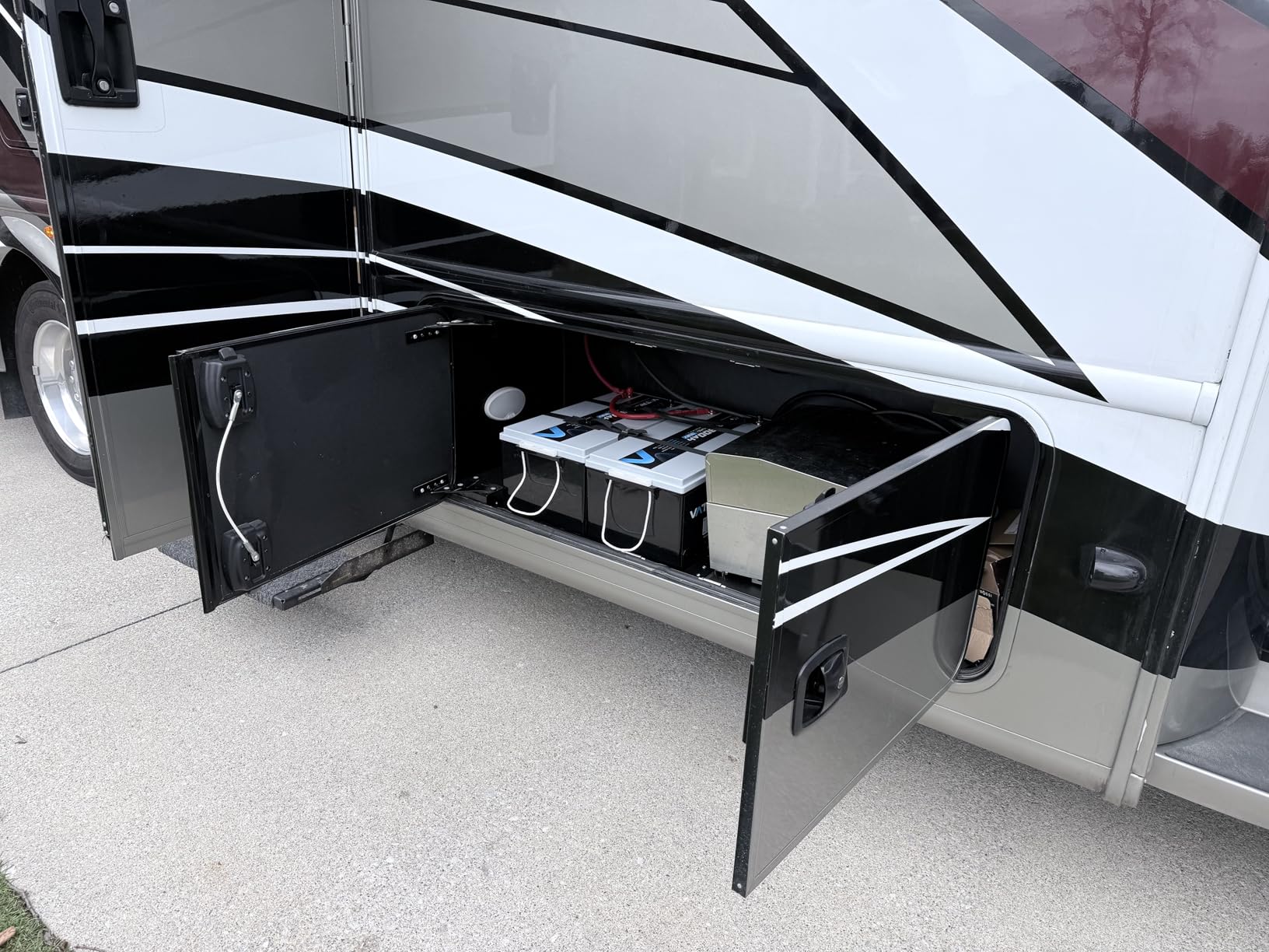 12.8V 300Ah Self-Heating LiFePO4 Lithium Battery with APP Monitoring | 200A BMS, Rechargeable 3840Wh Energy Battery for Trolling Motor, RV, Marine, Solar, Camping, Backup Power, Off-Grid customer photo 2