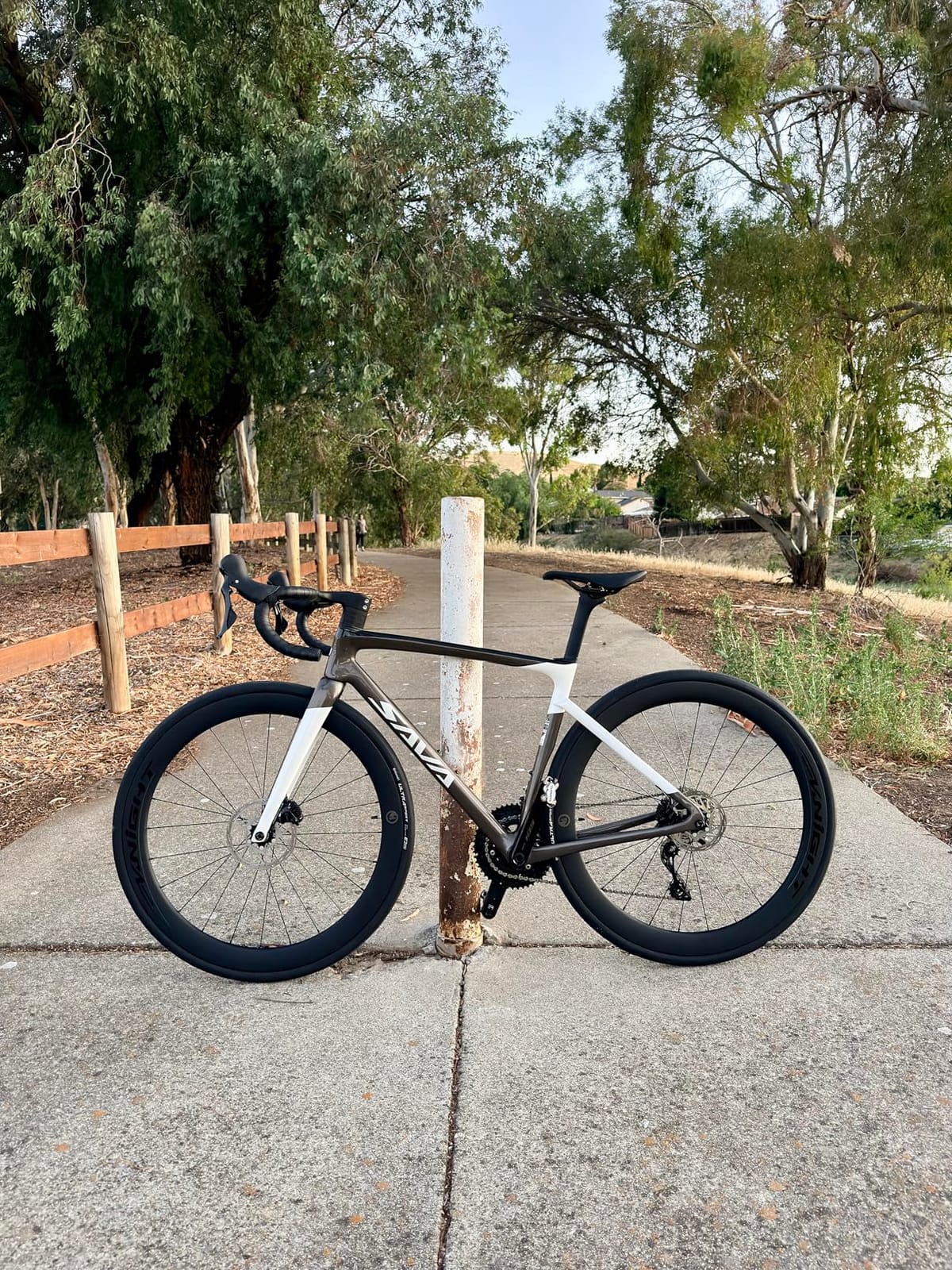 SAVADECK Hawkeye SLR7S Carbon Road Bike, T800 Carbon Fiber Frame Racing Bicycle with Shimano 105 R7120 24 Speed Groupset and Hydraulic Disc Brakes, Ultra-Light Carbon Bike customer photo 2
