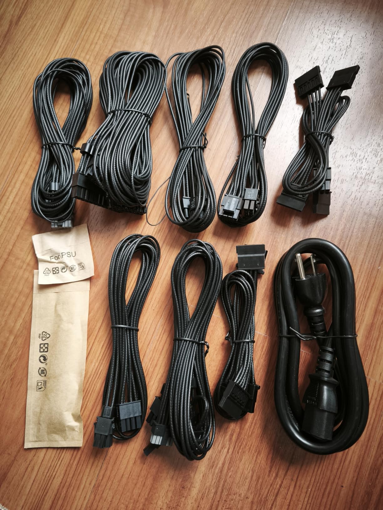 CORSAIR RM750e ATX 3.1 PCIe 5.1 Ready Fully Modular 750W Power Supply - 12V-2x6 Cable Included, Cybenetics Gold Efficiency, 105°C-Rated Capacitors, Modern Standby Mode - Black customer photo 2