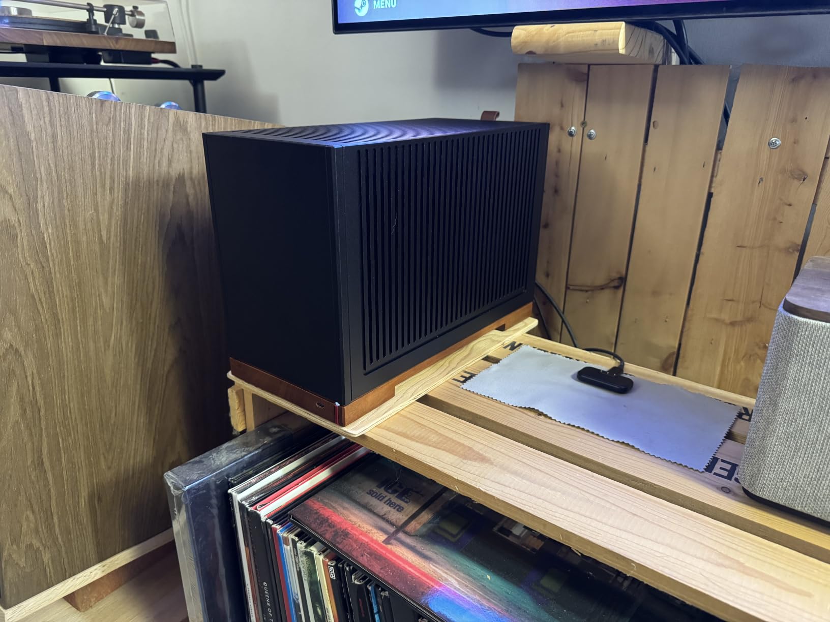 JONSBO T9 Mini ITX PC Case, SFF Tool-Free Mesh Desktop Case, Black Walnut Solid Wood Base, 4mm Aluminum Shell, with PCI-E 5.0 Cable customer photo 2