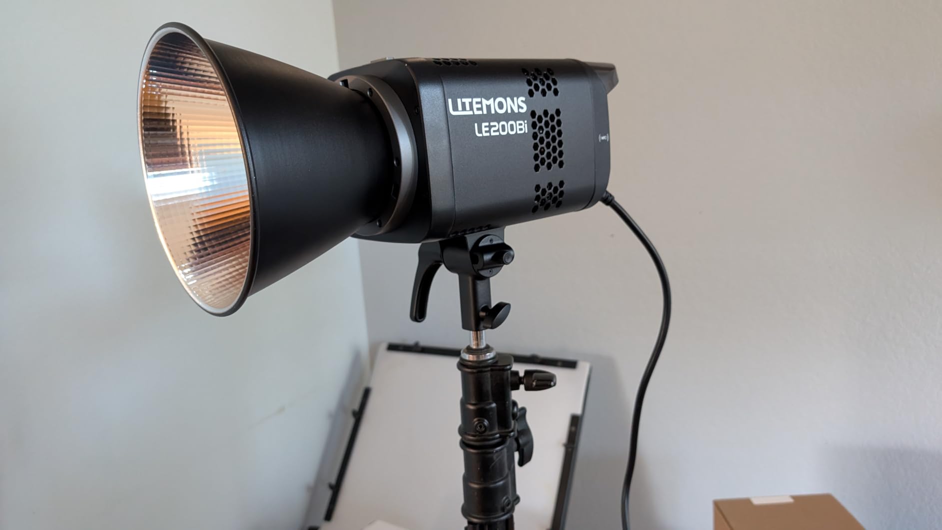 Godox Litemons LE300Bi 300W Bicolor LED Video Light, 58900Lux@1M Studio Light with APP Control, 11 FX Effects, 2800K-6500K 0-100% Brightness Bowens Mount LED(White) customer photo 1