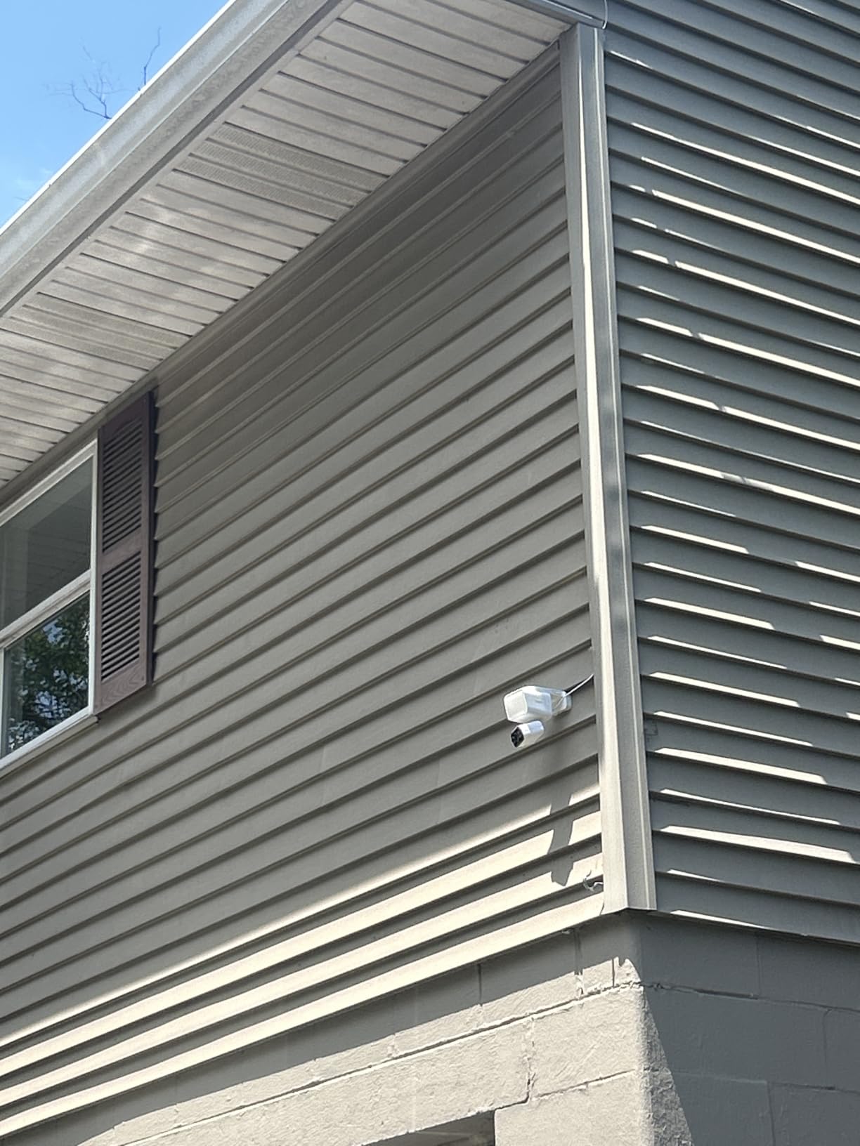 Tapo 2K Outdoor Pan/Tilt Wireless Floodlight Security Camera - Battery Power with Solar, 360º AI Motion Tracking, Person/Vehicle Detection, Subscription-Free Local Storage or Optional Cloud, C615F KIT customer photo 1