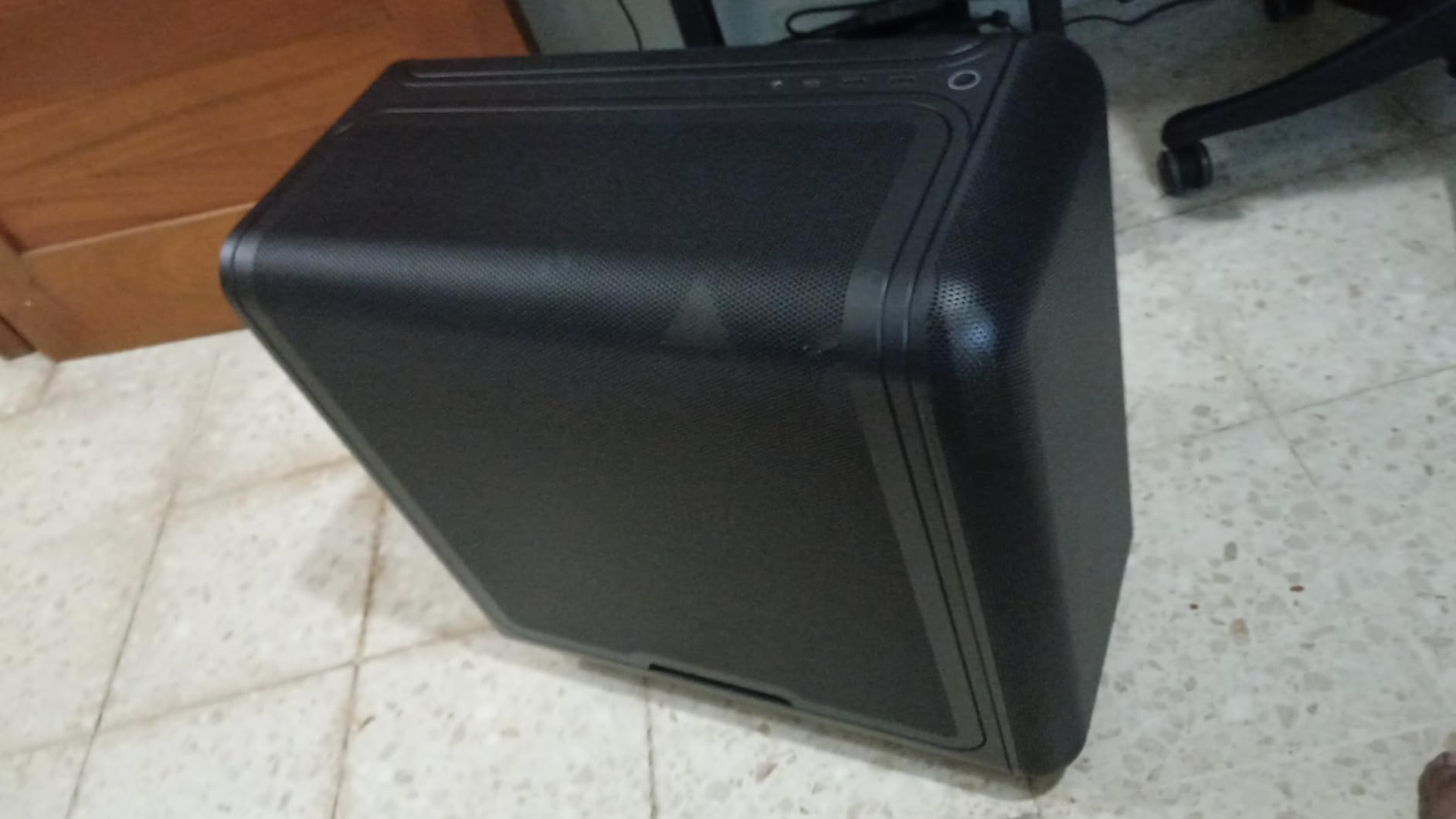 Hyte X50 Air - Modern Performance ATX Mid-Tower Gaming PC Case - Optimized High Airflow Chassis - Curved Micro Mesh Side Panel, Pitch Black customer photo 1