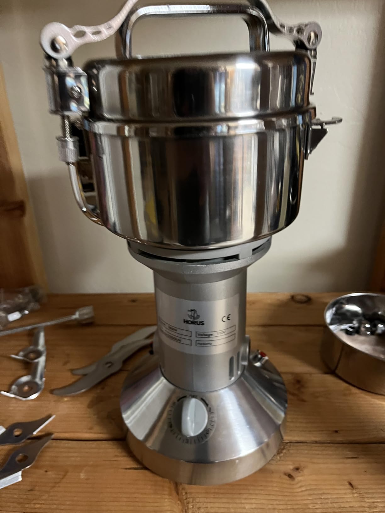 Electric Grain Mill 750g Home Flour Mill for Wheat Rice Corn Herbs Spices | Safety Lid-lock, Stainless Steel, Pulverizer Powder for All Dry Oil-free Food, Home and Commercial Use, High Speed, 1800W customer photo 2