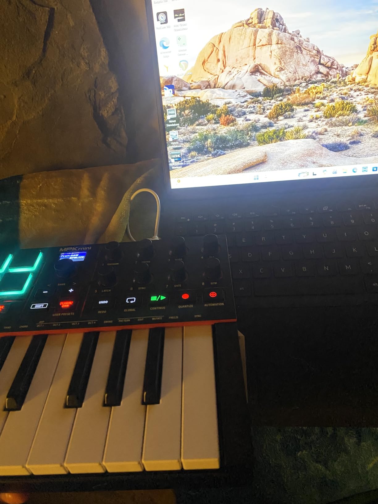 Akai Professional MPK Mini IV 25-Key USB-C MIDI Keyboard Controller, Black | Velocity-Sensitive Mini Keys, 8 MPC Pads, 360° Knobs, Chord and Scale Mode, for Beat Makers, Music Production customer photo 1