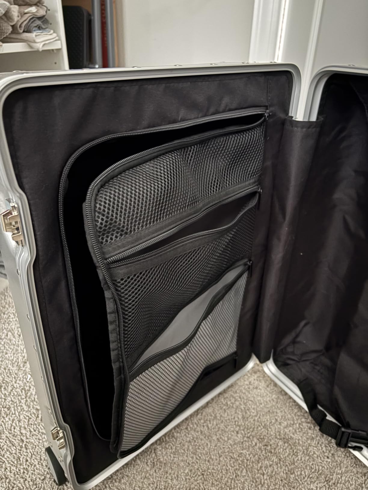 VentureVault Aluminum Carry On Luggage,22x14x9 Airline Approved，20 Inch Zipperless hard shell Suitcase with TSA Lock and Silent Spinner Wheels For business travel(Black) customer photo 2
